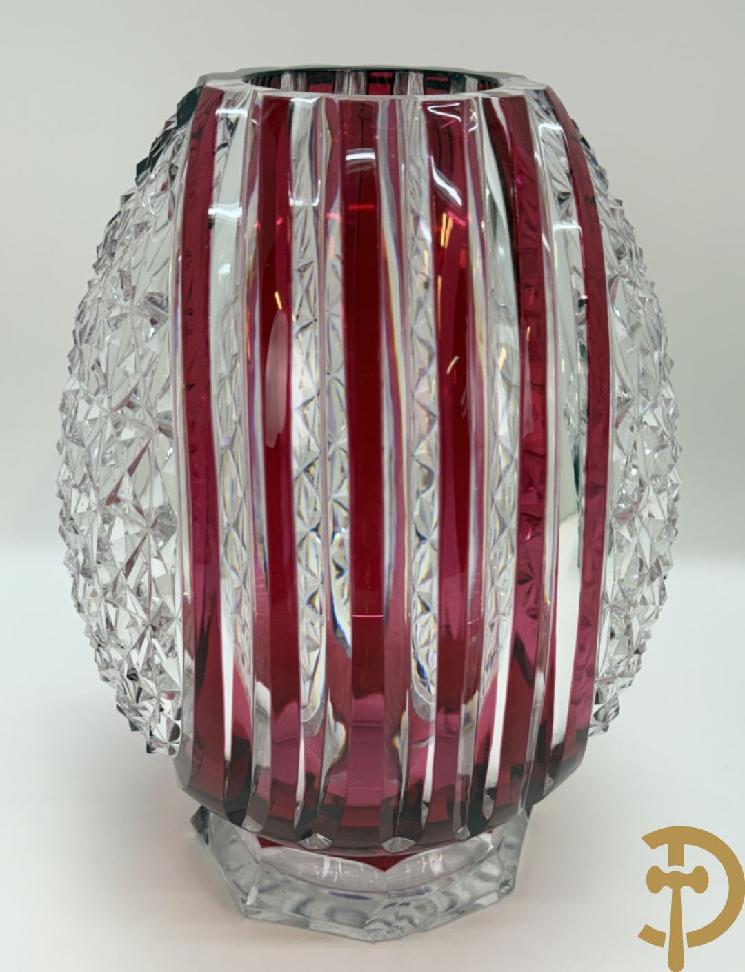 Gekleurde bolvormige kristallen handgeslepen Val-Saint-Lambert vaas, gemerkt 1197 + groene krsitallen Val-Saint-Lambert vaas + rode geslepen Val-Saint-Lambert vaas