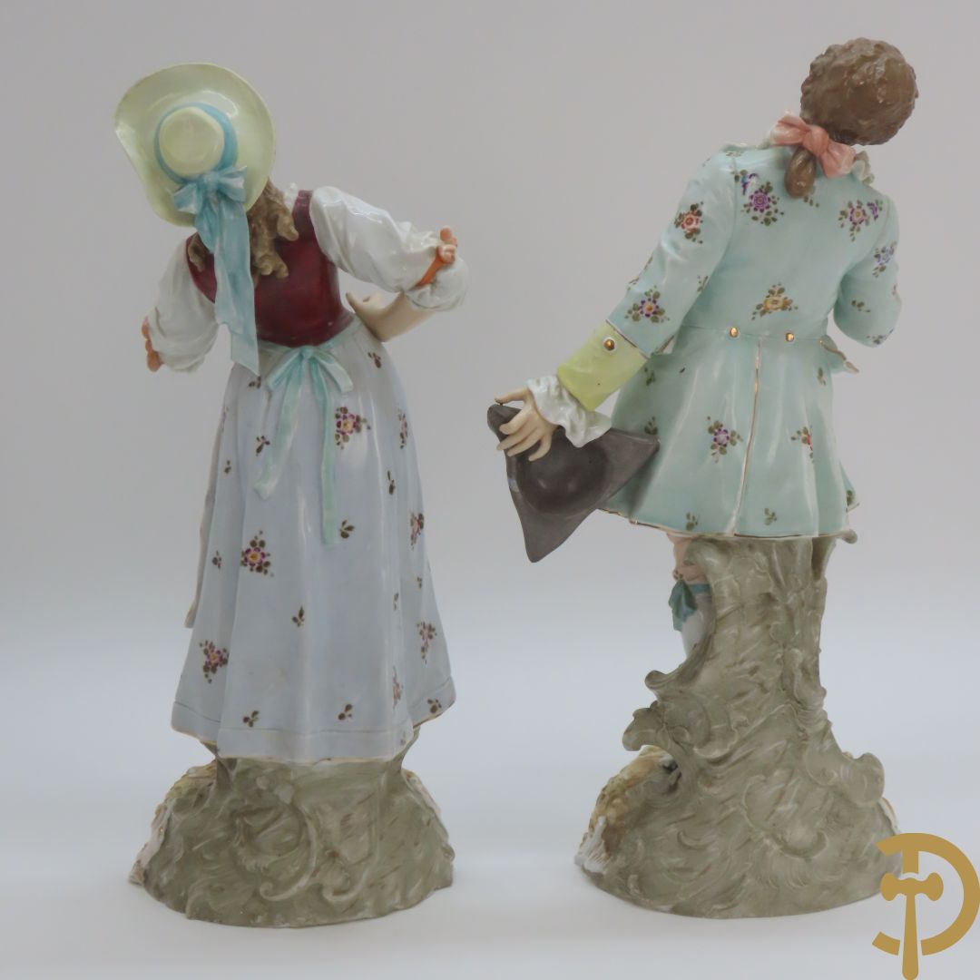 Paar meerkleurige porseleinen beelden van romantisch koppel , onderaan gemerkt