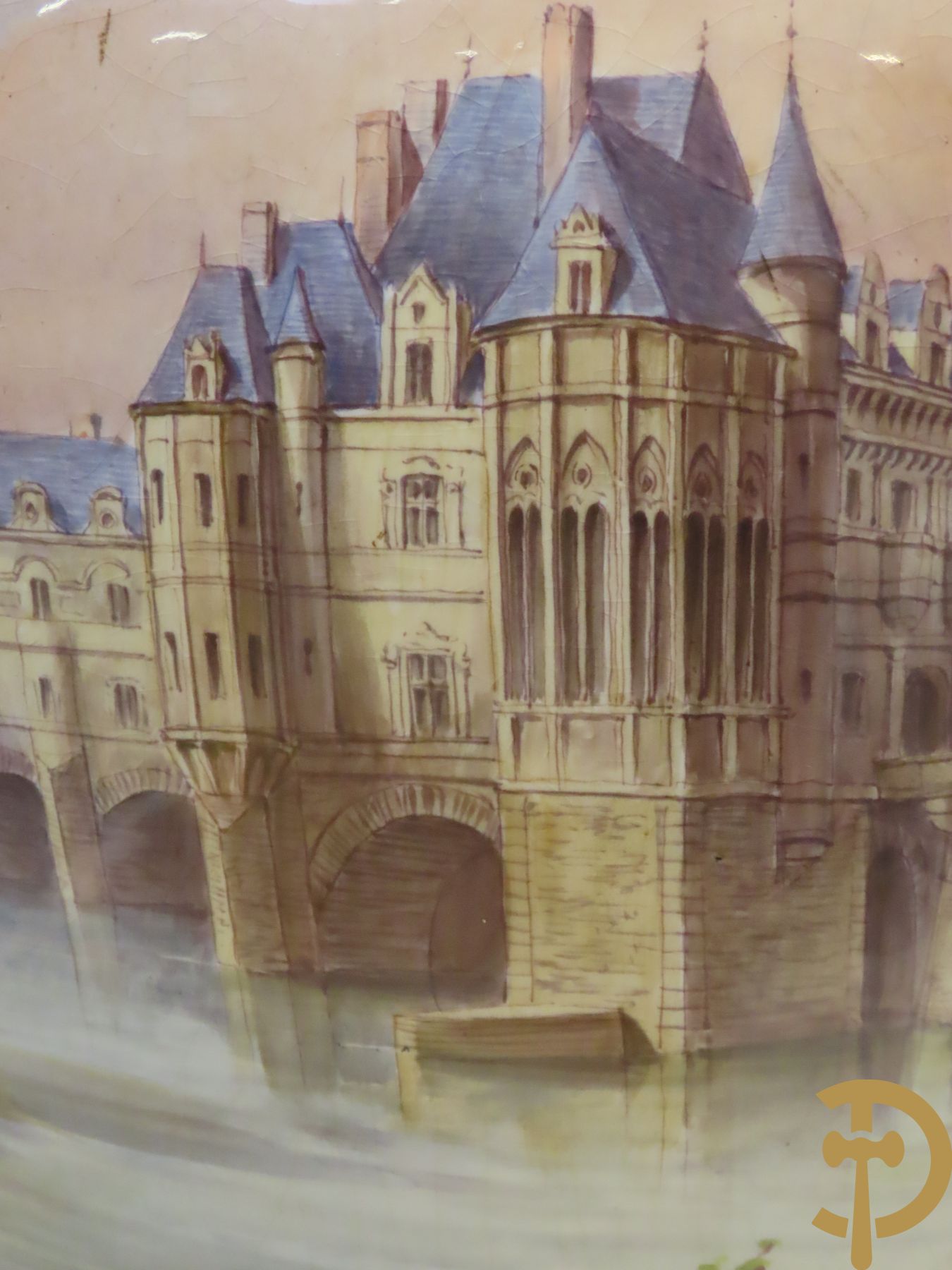 Grote porseleinen Sèvres vaas met dubbel decor van cavalerie, slagveldtaferelen en zicht op kasteel, DESPREZ H. getekend in het decor - bovenaan met verguld decor en zijdelings met bronzen oren en accanthusranken - deksel met Sèvres merkteken - op vierkante bronzen sokkel met klauwepoten