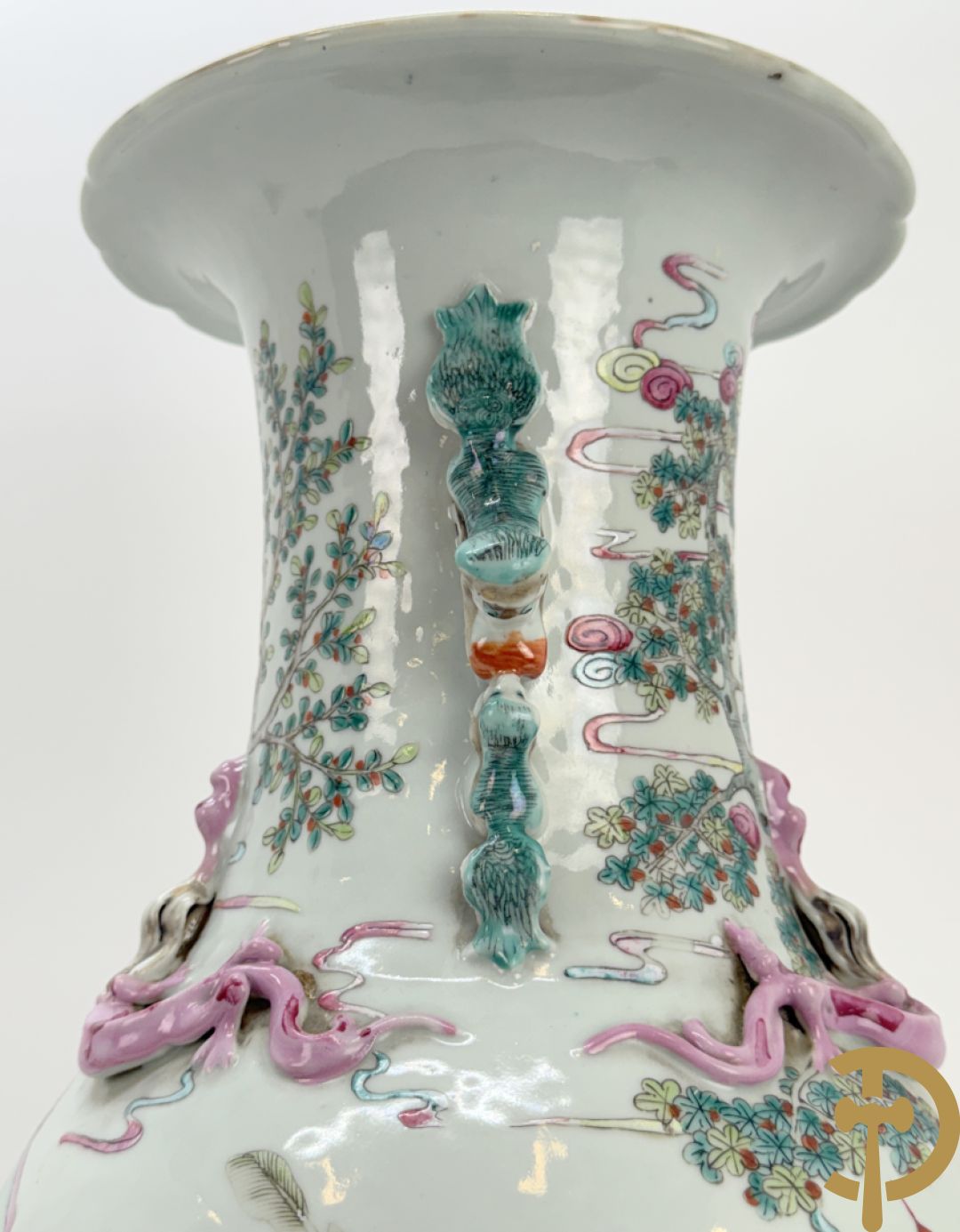 Chinese porseleinen vaas met dubbel decor van dieren, personages, dames en kinderen