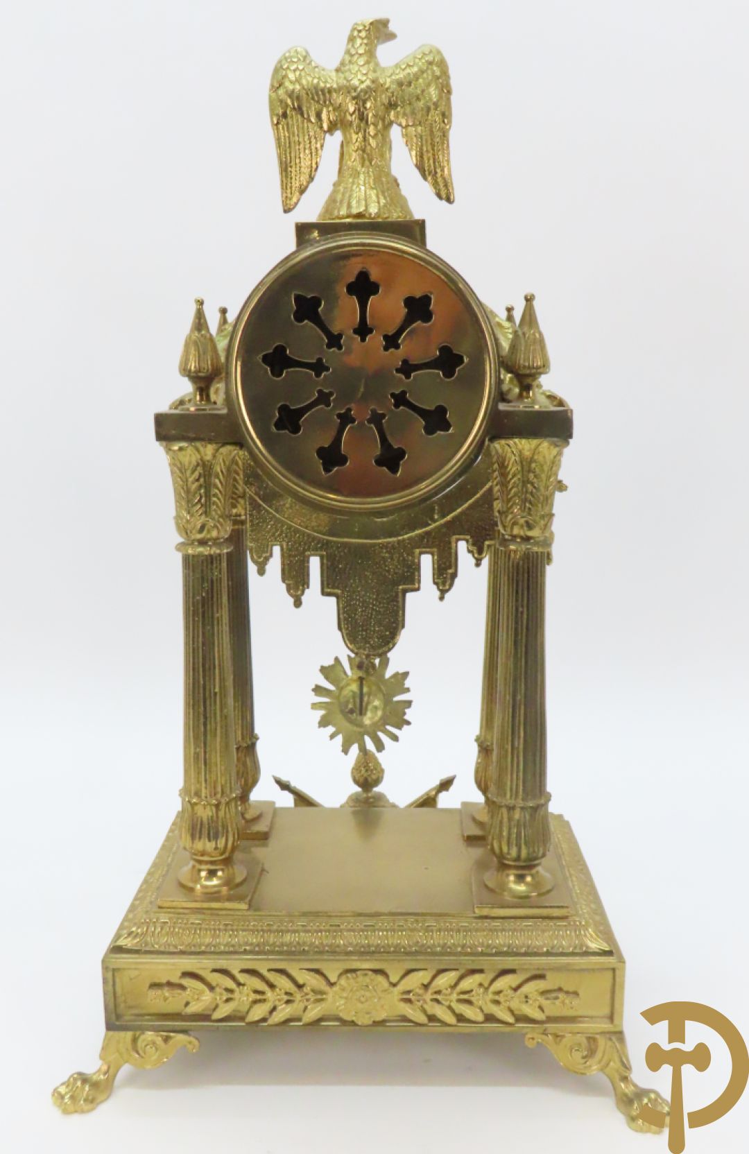 Driedelige bronzen garnituur bestaande uit middenstuk met 4 gecanneleerde zuilen en adelaar bezet + paar kandelaars