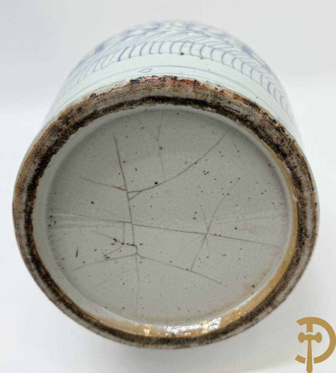 Paar blauw/witte Chinese porseleinen vazen met tekens en accanthusranken, 19e