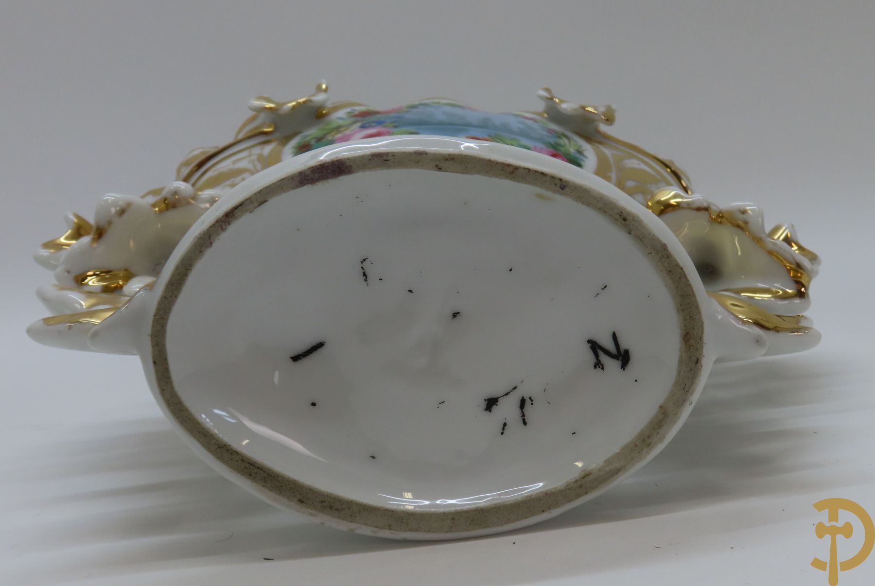 Porseleinen Franse cornetvaas geajoureerd met bloemenmotief, Vieux Paris + Vieux Paris coupe + porseleinen coupe met bloemenmotieven bezet