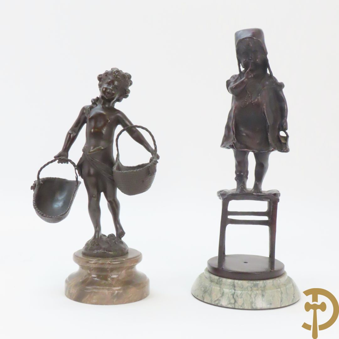 Onleesbaar getekend 'Meisje op tabouret' replica bronzen beeld op marmeren sokkel + Onleesbaar getekend 'Meisje met mandjes' replica bronzen beeld