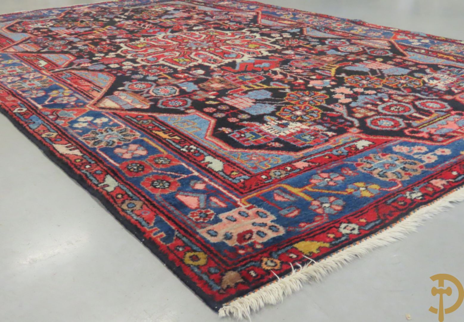 Handgeknoopt oosters tapijt met decor van bloemen in amfoor