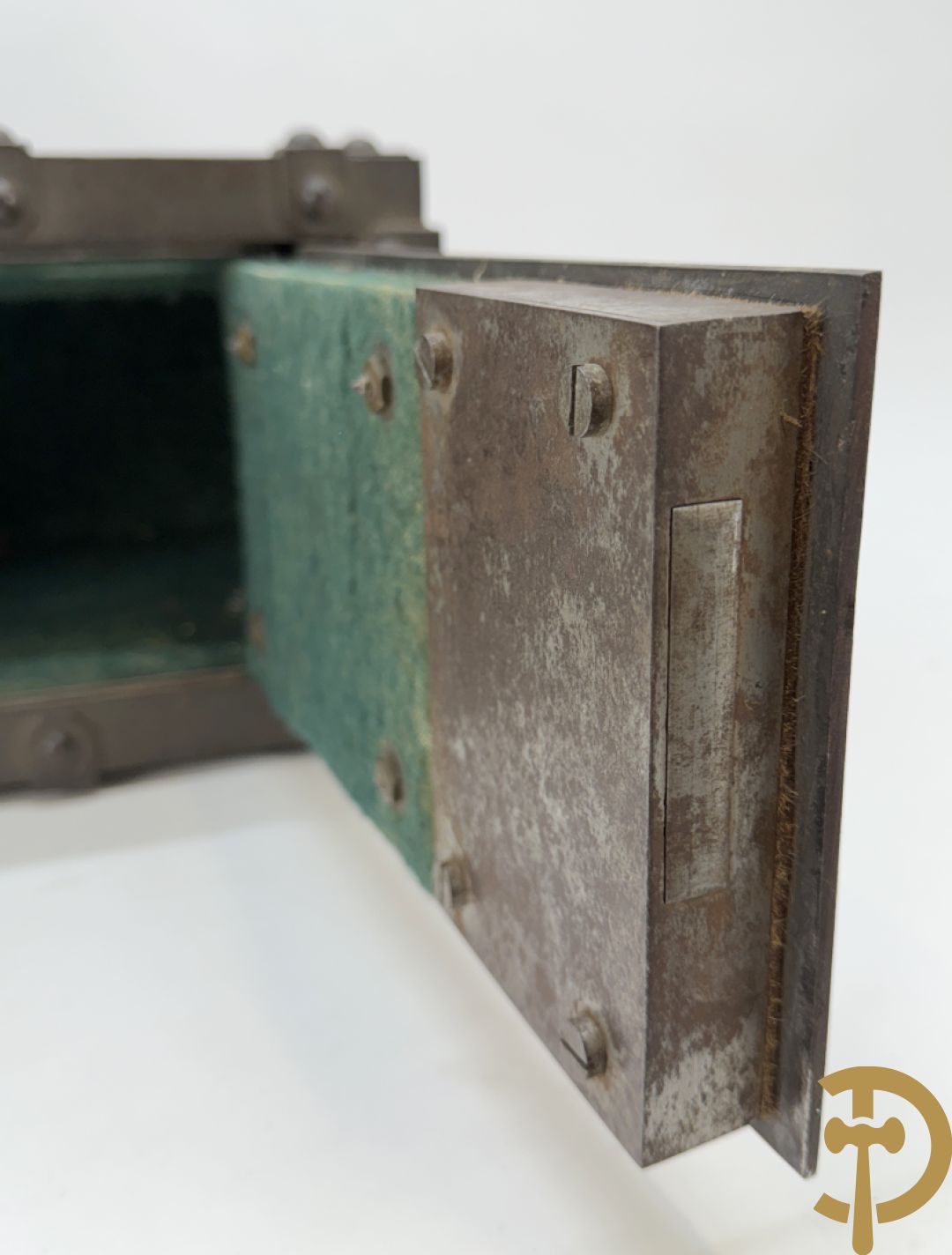 Gietijzeren brandkoffertje met 2 handvaten Incombustible Bauche à Gueux (Marnes) met sleutel