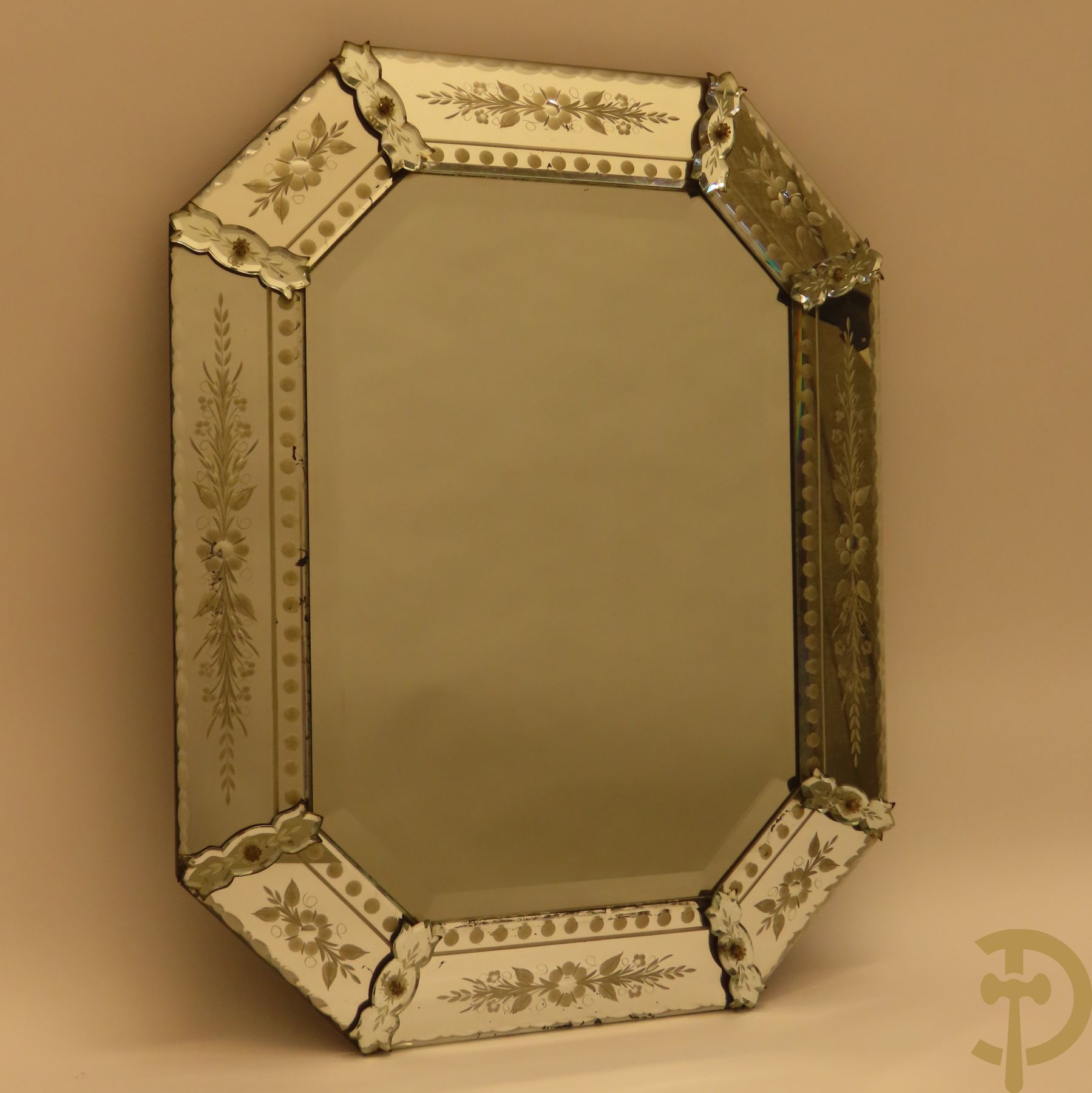 Achthoekige Venetiaanse spiegel met geciseleerde bloemmotieven