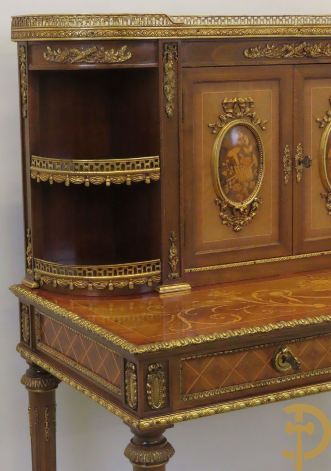 Notelaren tweedelig  kabinet met 2 lades en 2 deuren op hoge poten, gemarketteerd en bezet met bronsbeslag