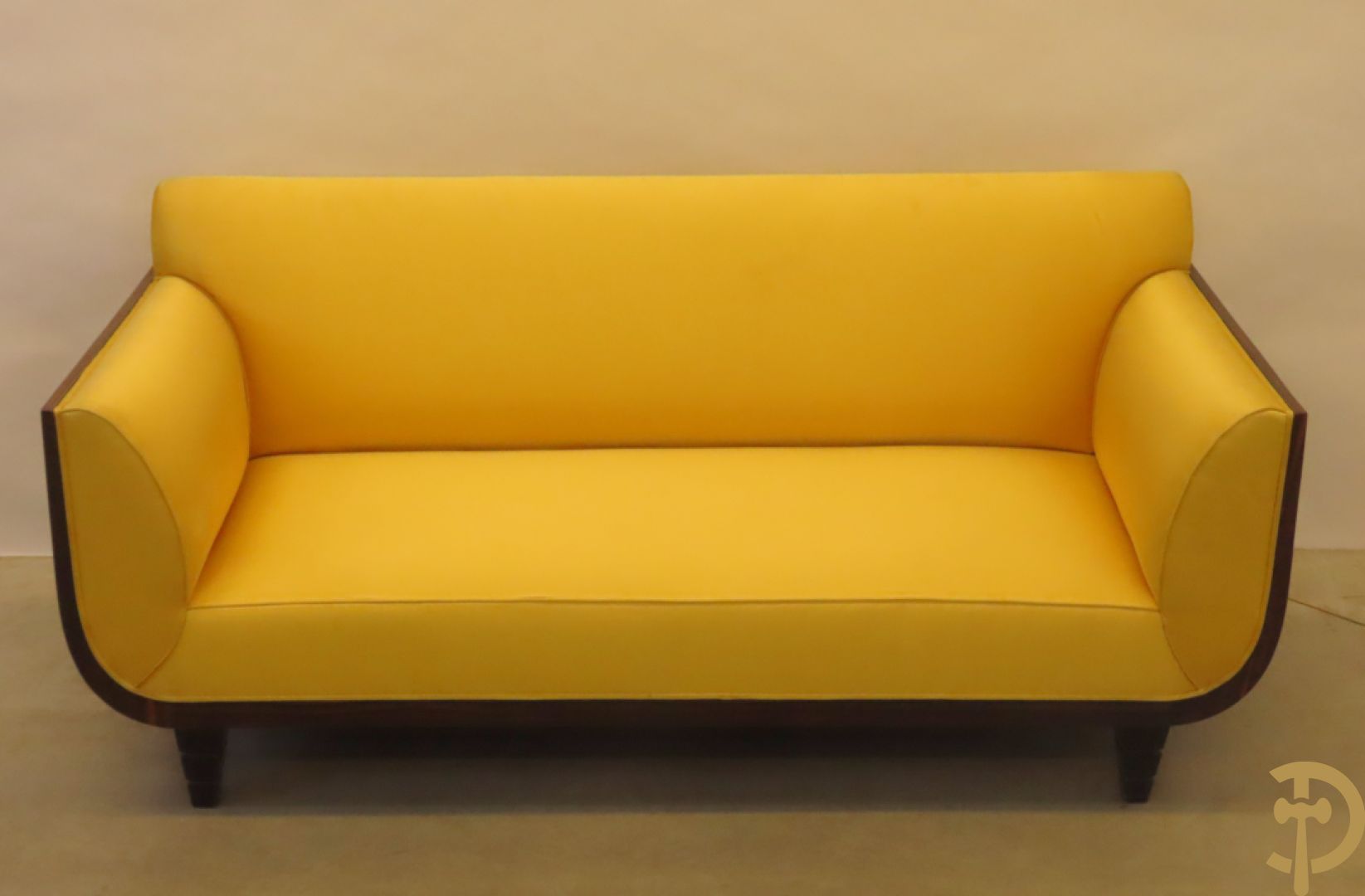 Canapé met gele zijden stof bekleed op palissander chassis, Art deco stijl