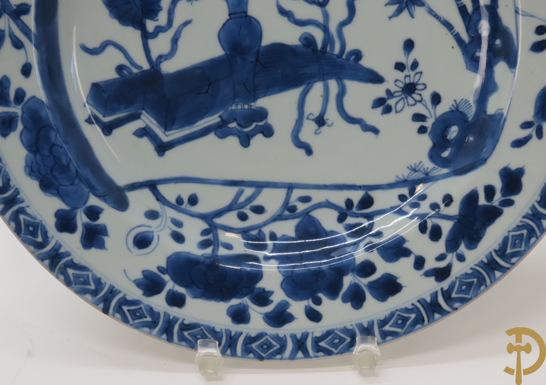 Drie Chinese porseleinen borden met landschaps- en vazendecor, 17e