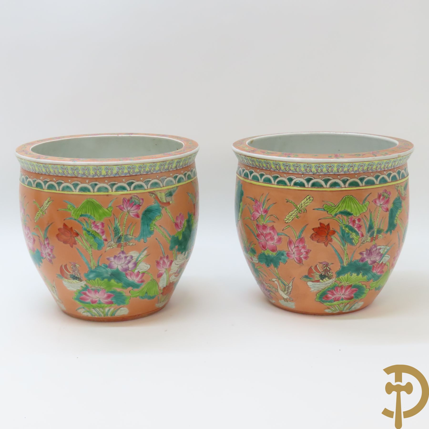 Paar Chinese porseleinen cachepots met bloemendecor en binnenin met visdecor