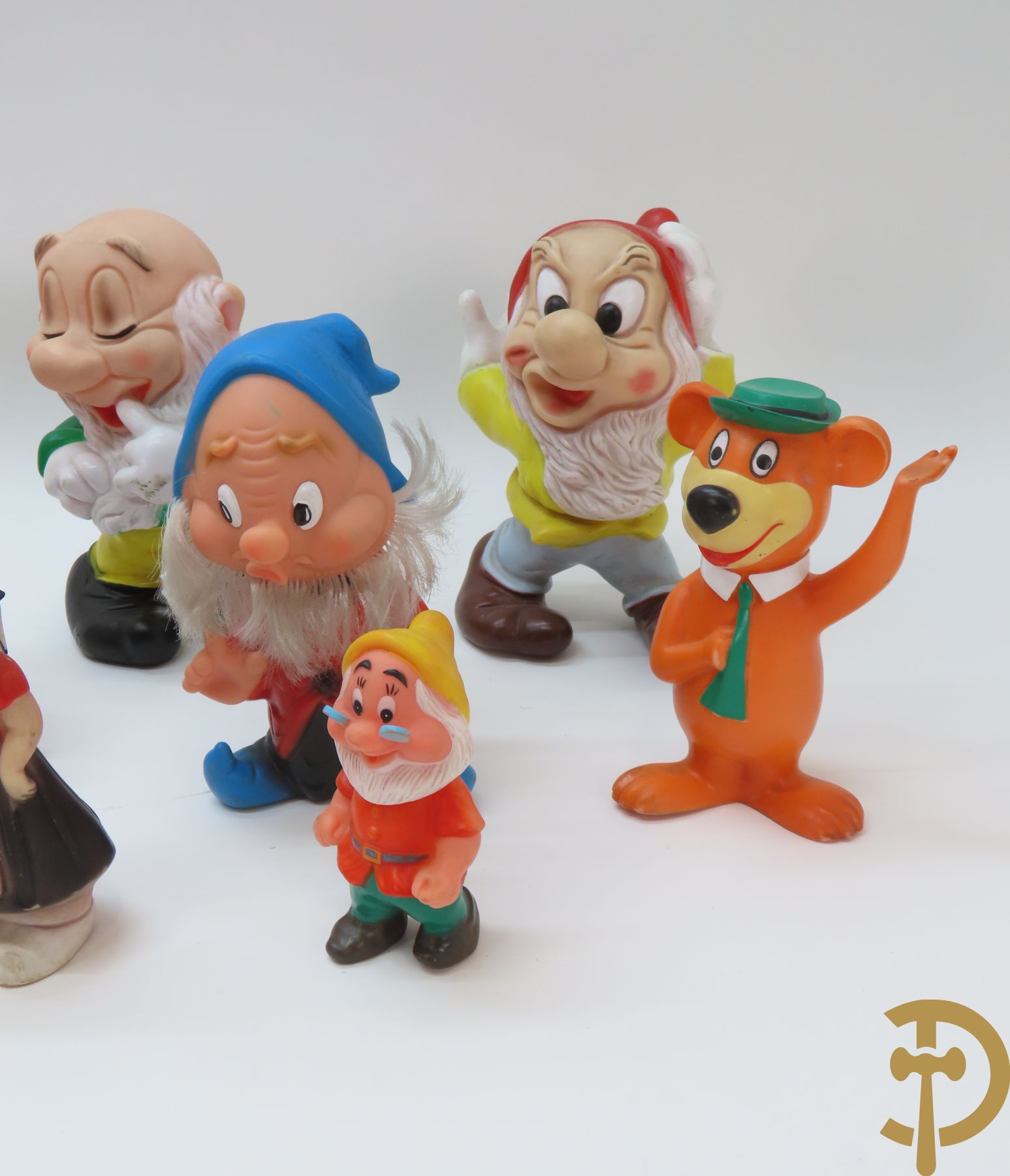 Gummi speelgoedfiguren Walt Disney Productions : 2 biggetjes, Donald Duck 1962, Huey, 3 dwergen + speelgoedfiguren van Rubber Toys : muis en Hollands Boerinnetje + beertje van Hanna Barbera 1965