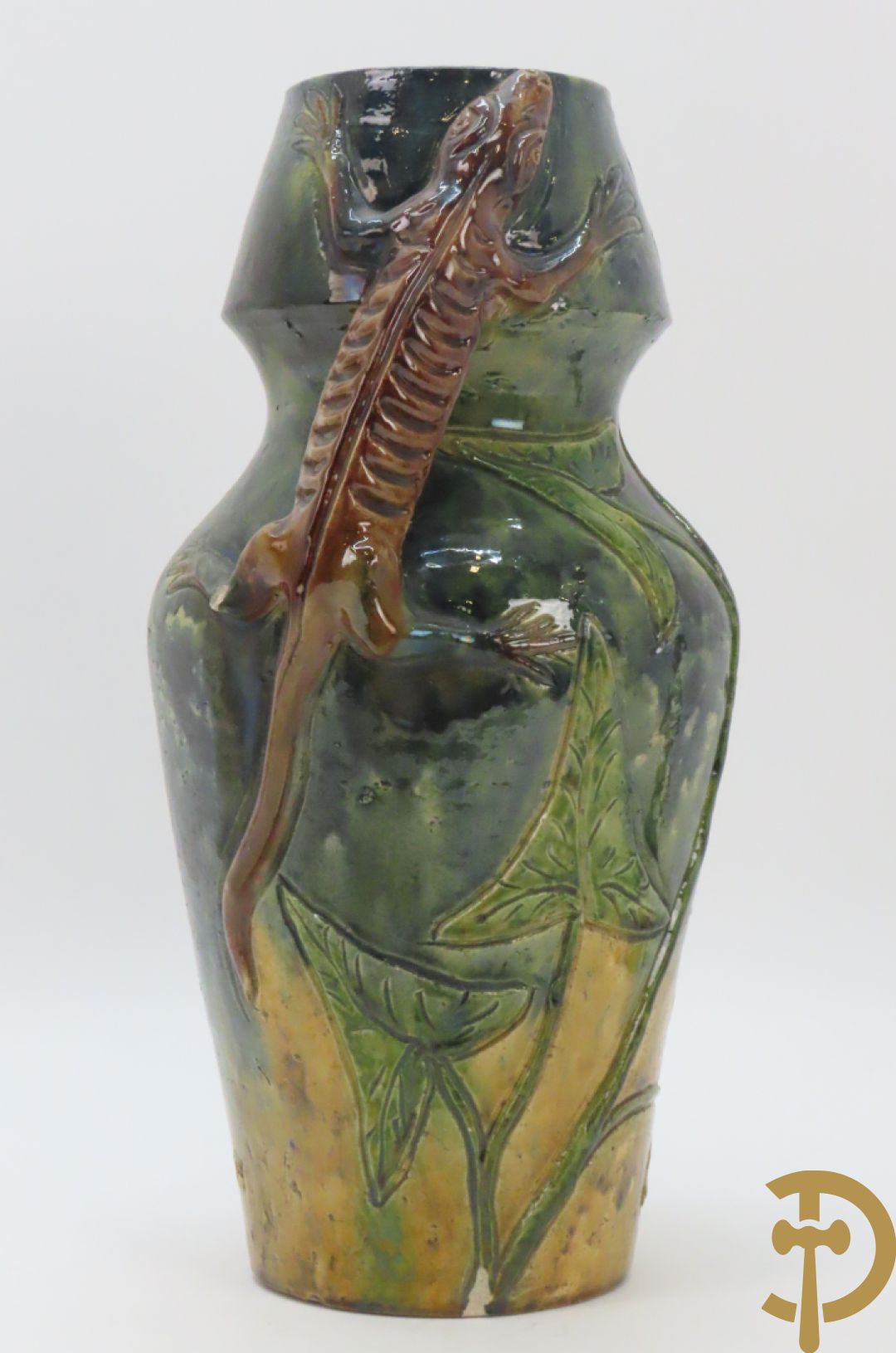 Vlaamse aardewerken vaas met salamander en bloemendecor, VH gemerkt (Van Humskerk)