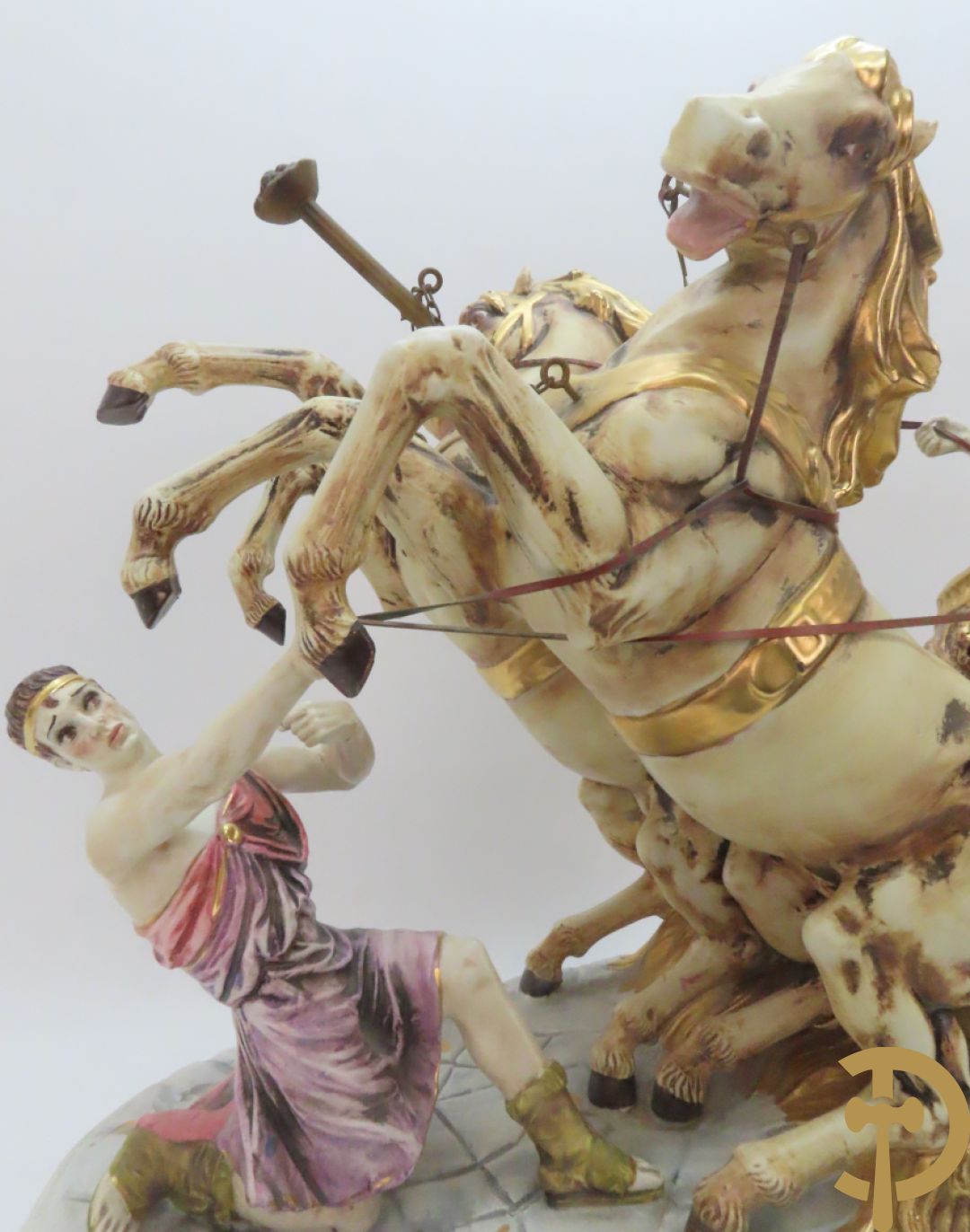 Beeld van strijdwagen met steigerende paarden 