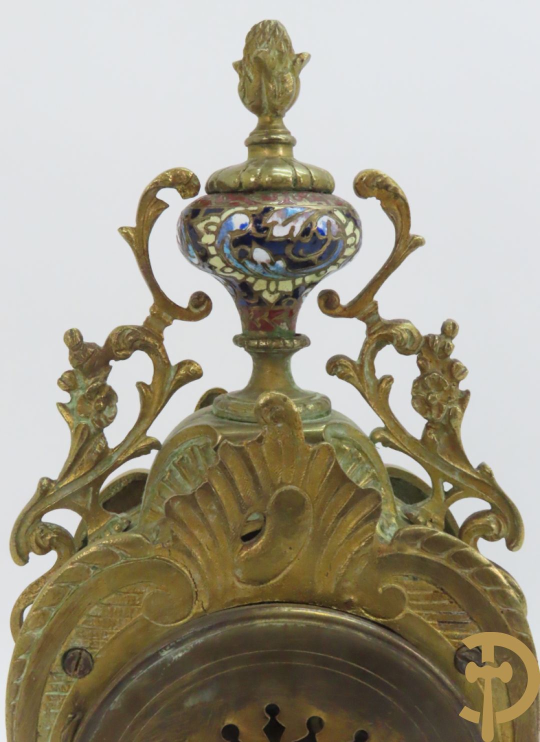 Bronzen pendule, Louis XV stijl, bezet met email, Champlève decor