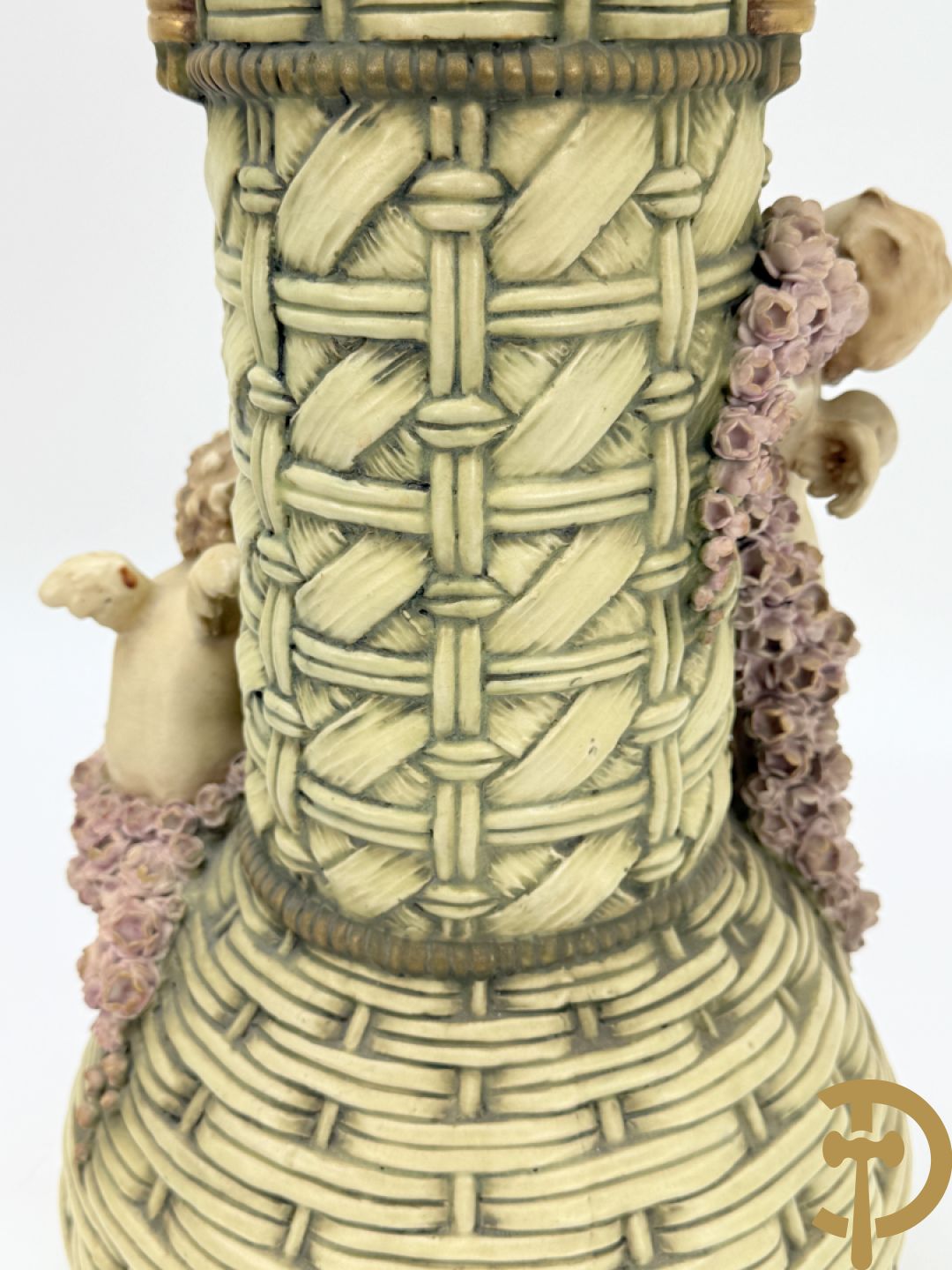 Paar meerkleurige faience vazen,  Austria gemerkt, met cupido