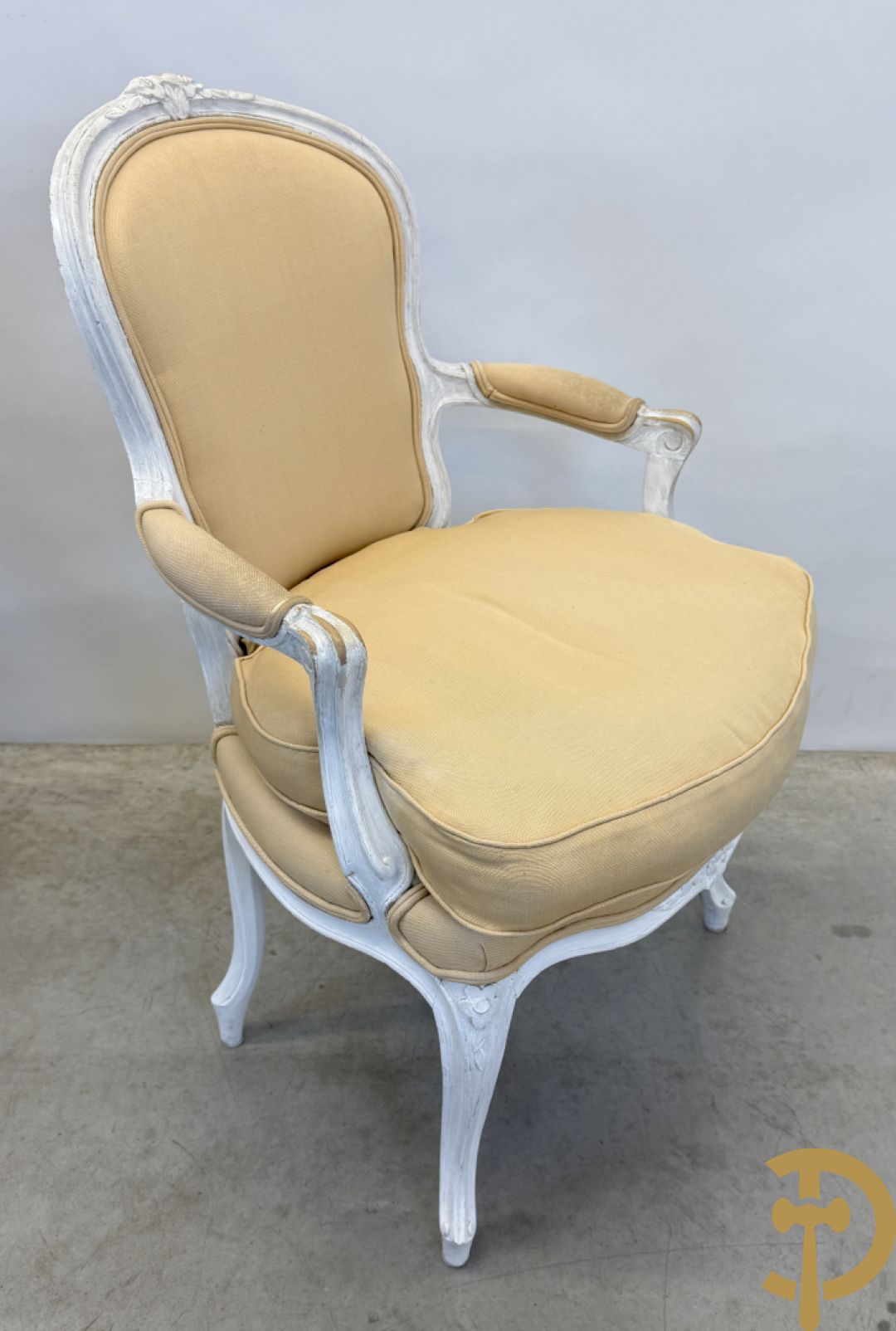 Paar wit gemonochromeerde Louis XV armzetels op voluutvormige poten + 1 andere