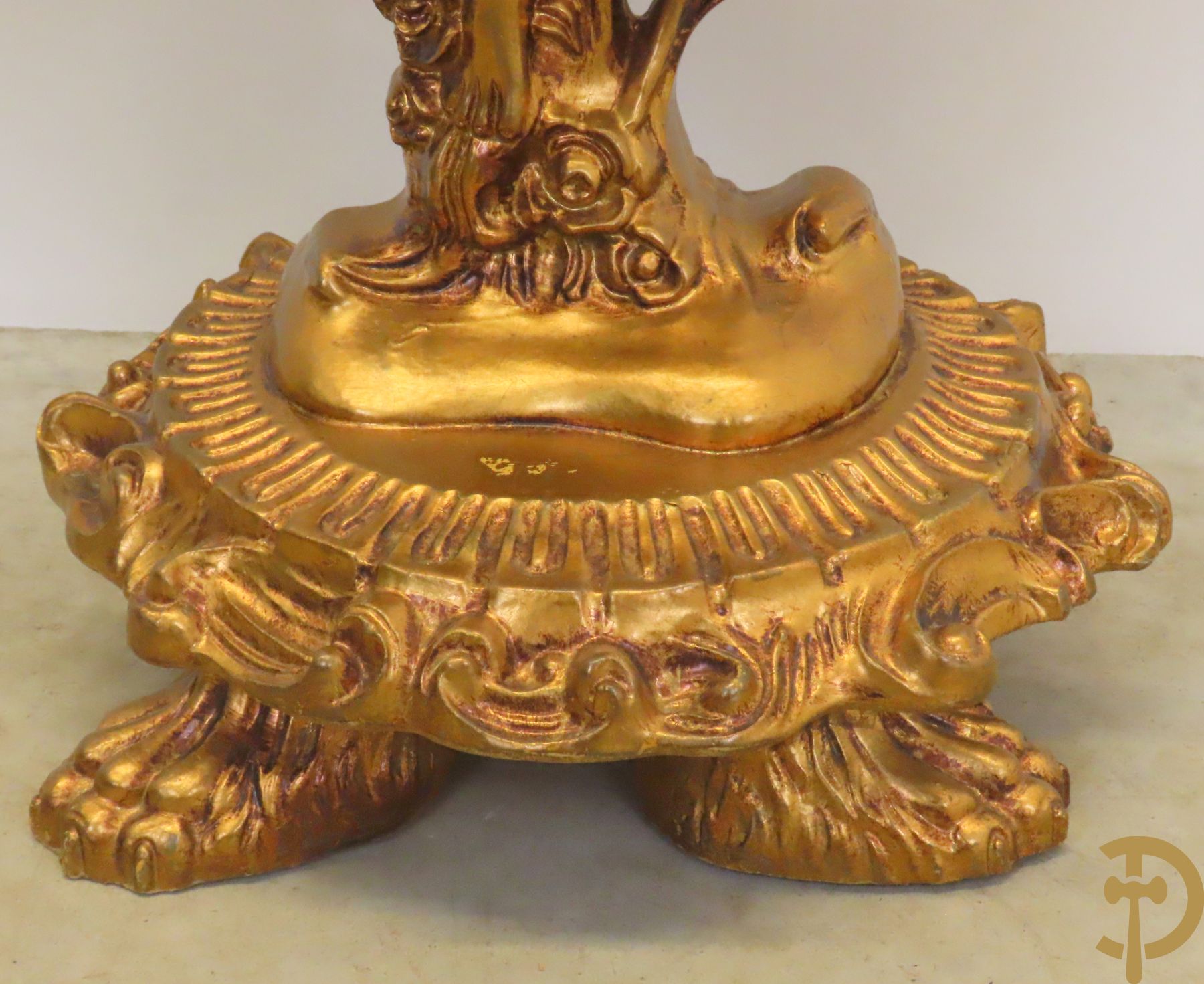 Vergulde halve maanvormige console gedragen door cupido op klauwepoten