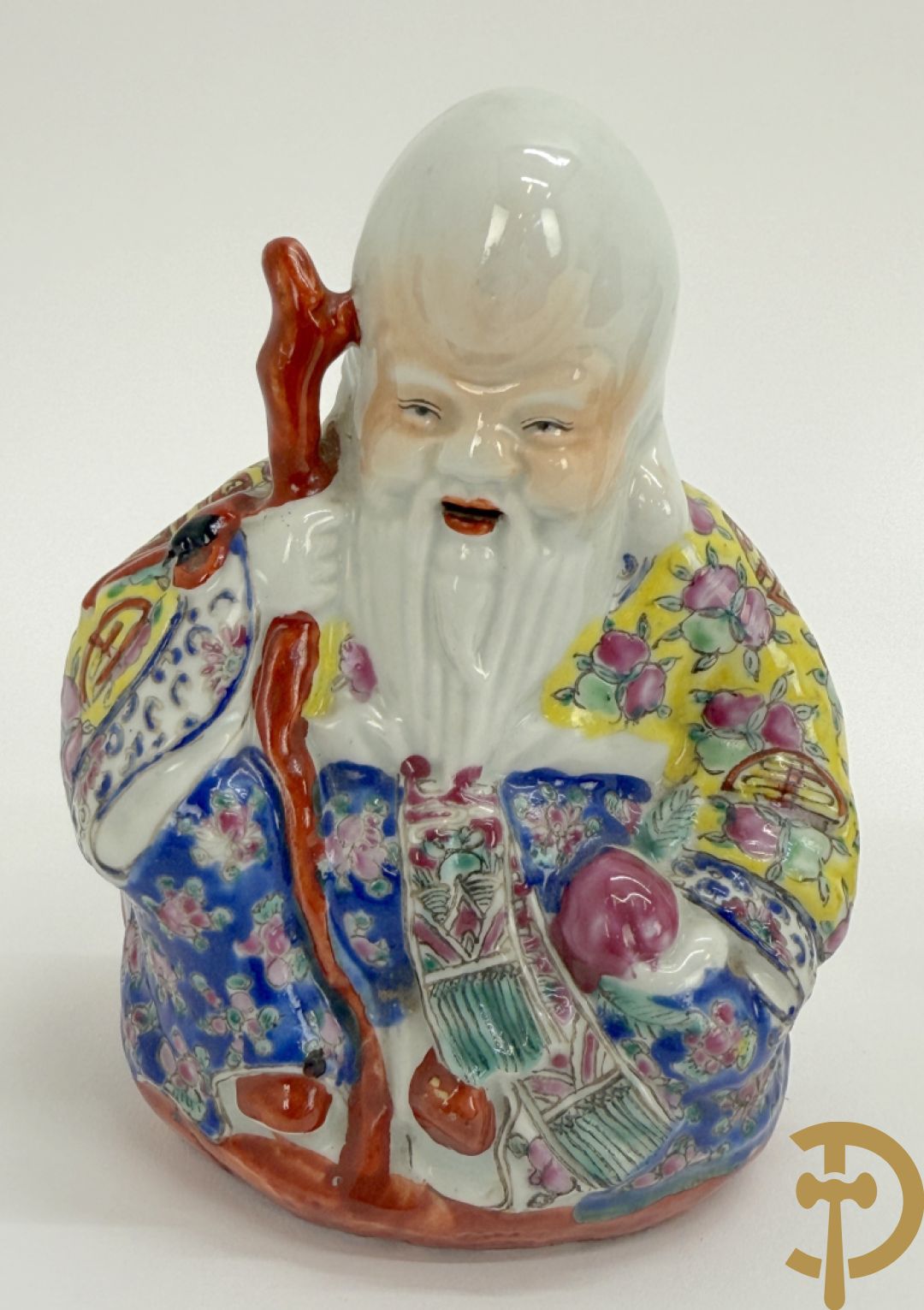 Vier Chinese porseleinen wijsgeren waarvan 1 gestempeld