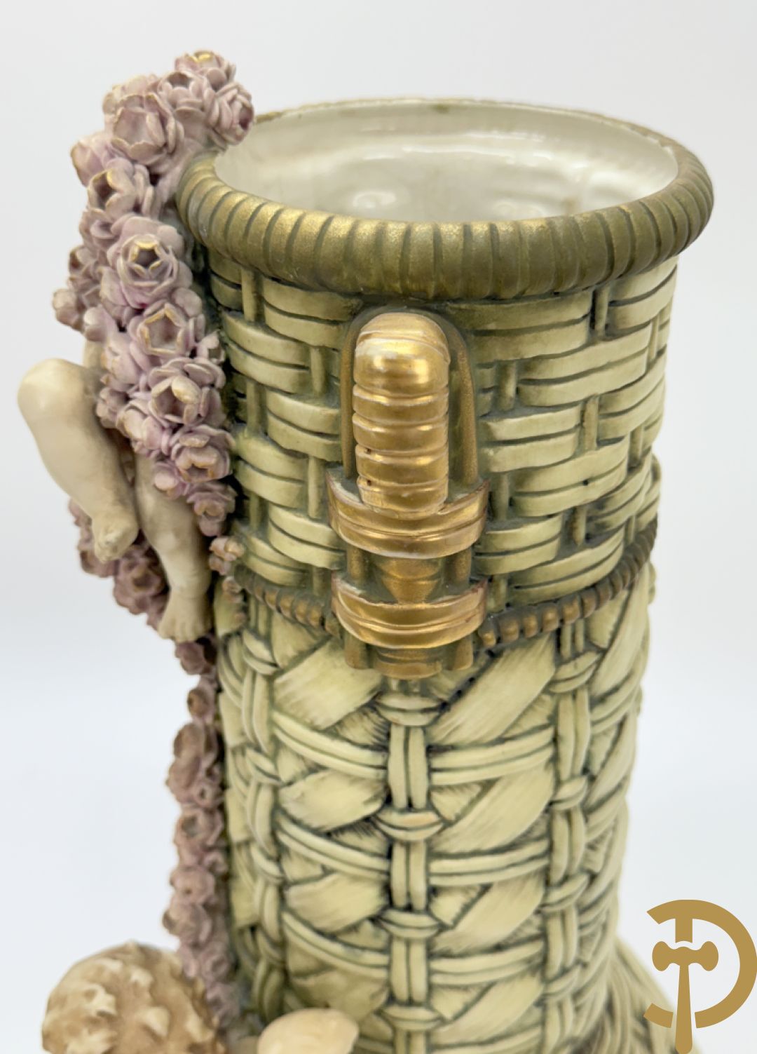 Paar meerkleurige faience vazen,  Austria gemerkt, met cupido