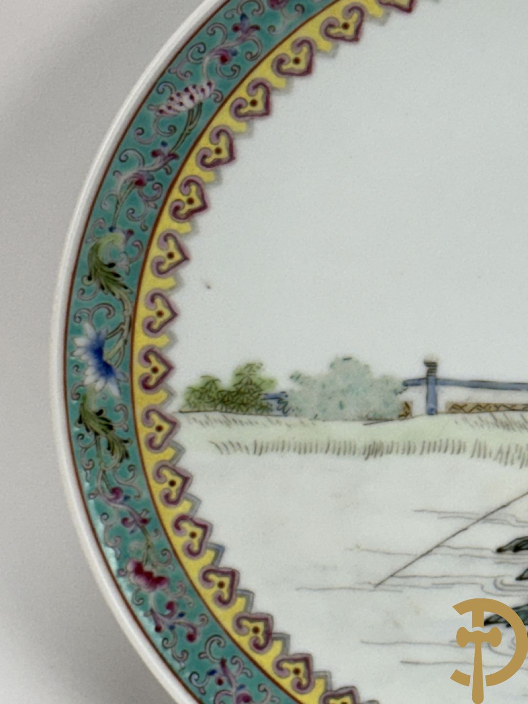 Paar porseleinen Chinese republieksbordjes met decor van dames in landschap