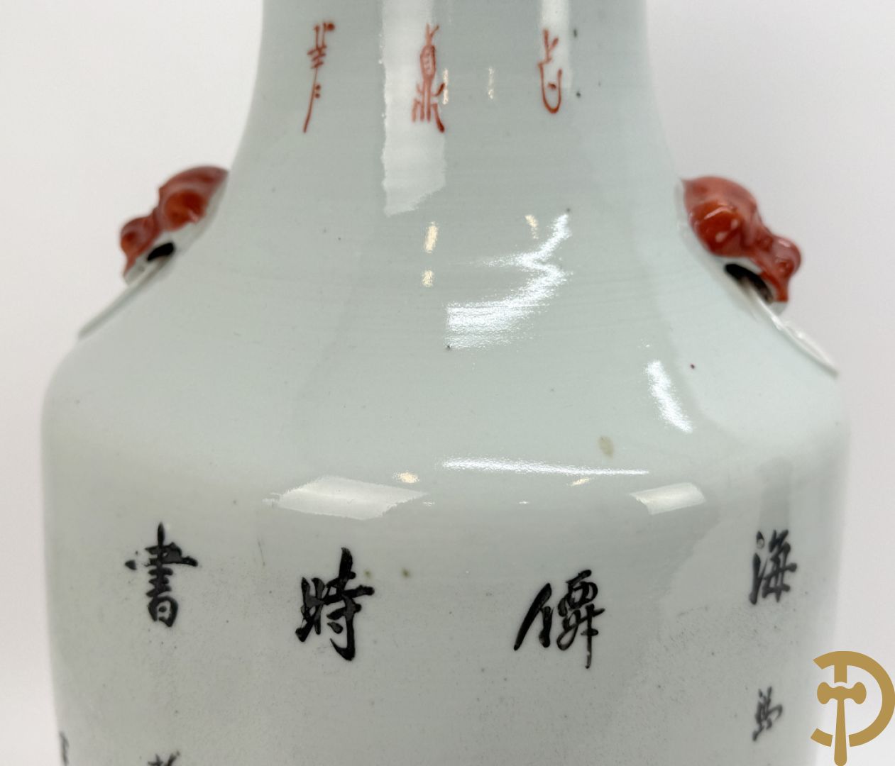 Chinese porseleinen vaas met decor van dames en hert in landschap