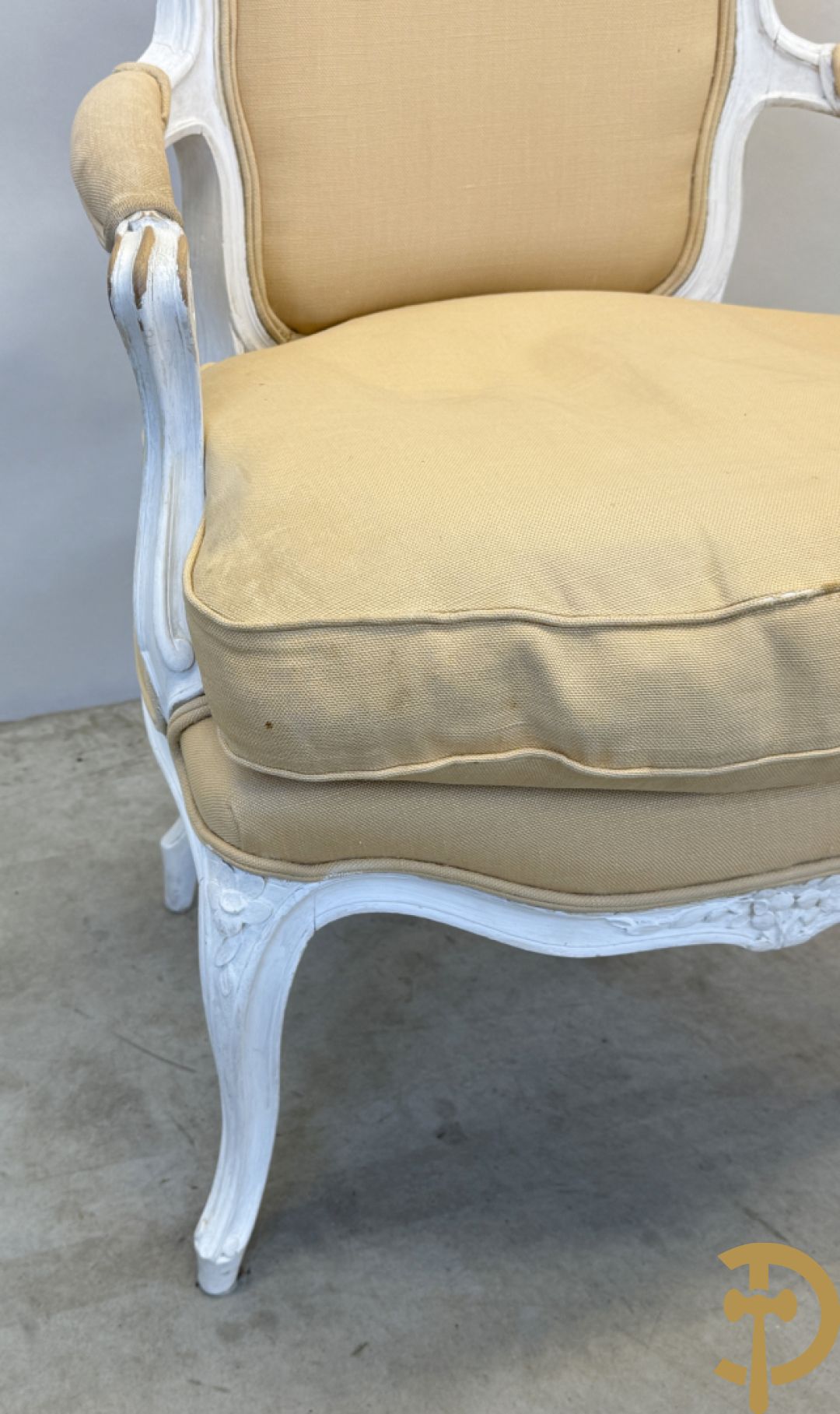 Paar wit gemonochromeerde Louis XV armzetels op voluutvormige poten + 1 andere