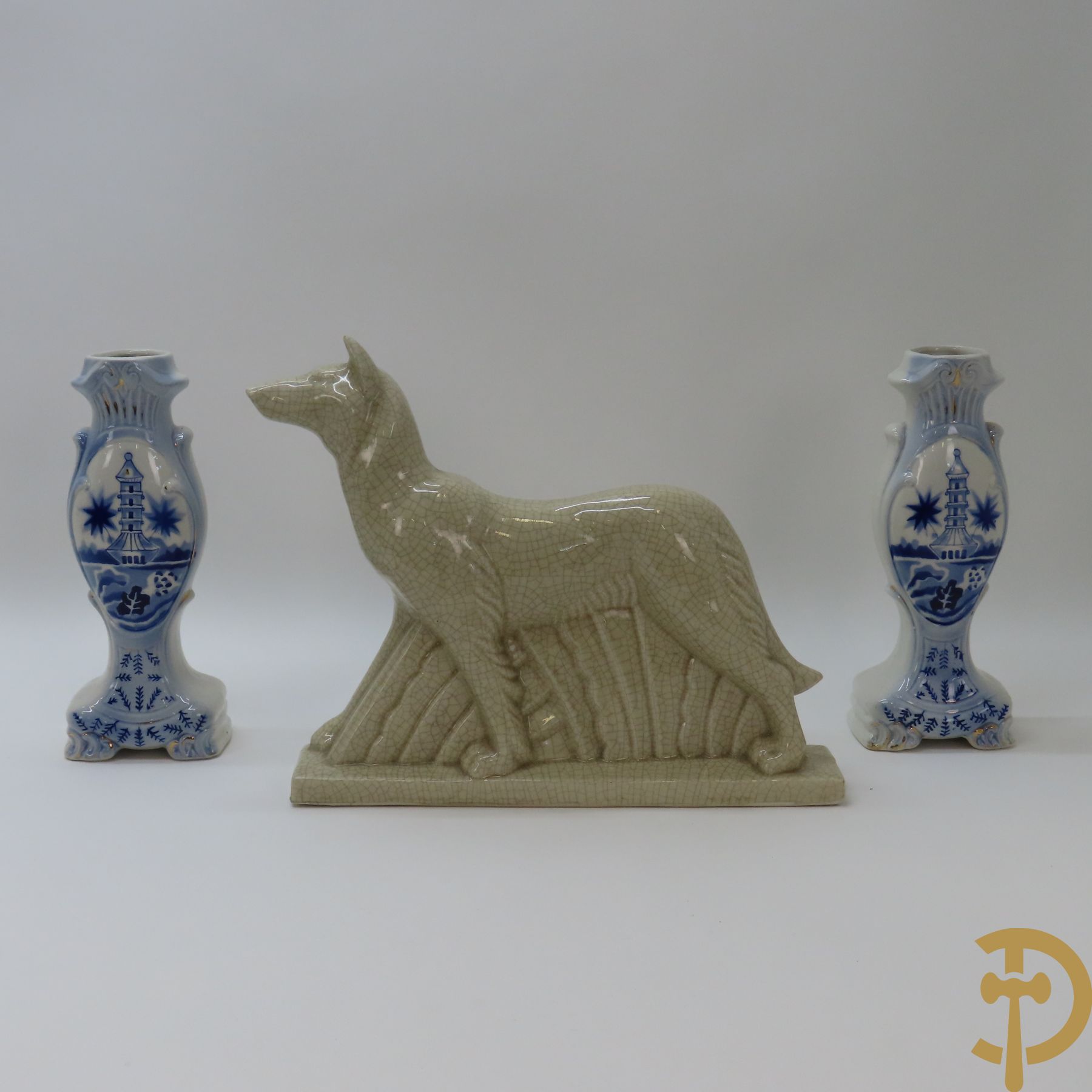 Gecraqueleerde Art deco keramiek van hond, AMC  gemerkt + 2 AMC vazen met blauw decor