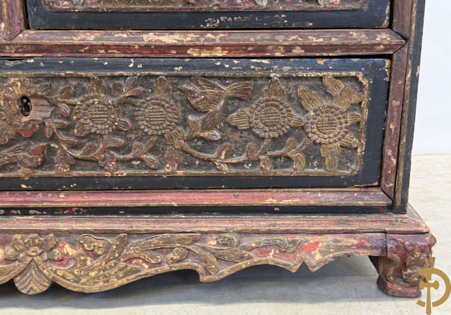 Indonesisch laag ladenkastje met sculptuur van accanthusranken en koperbeslag