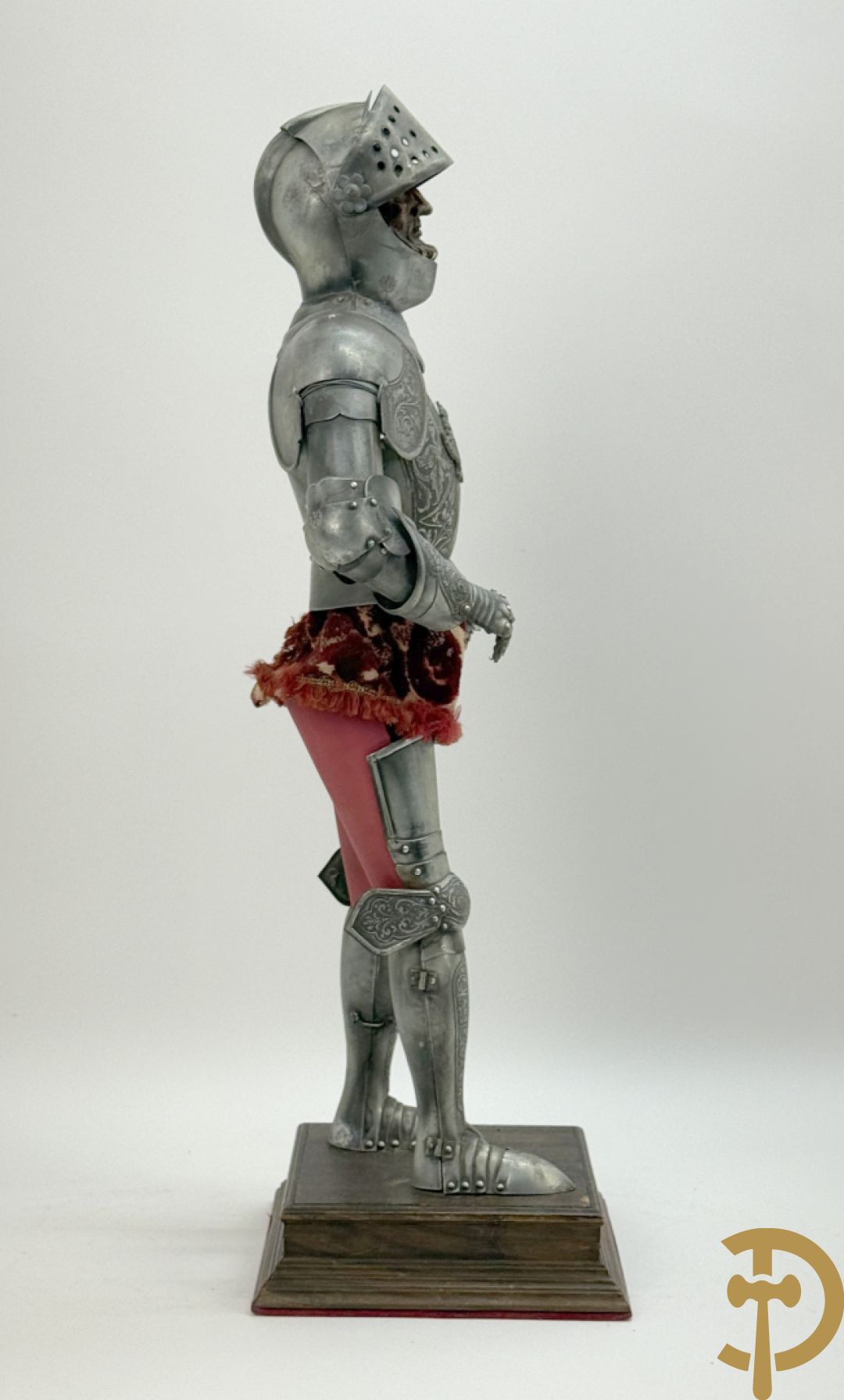 Miniatuur harnas met terra cotta hoofdje in helm op houten voet