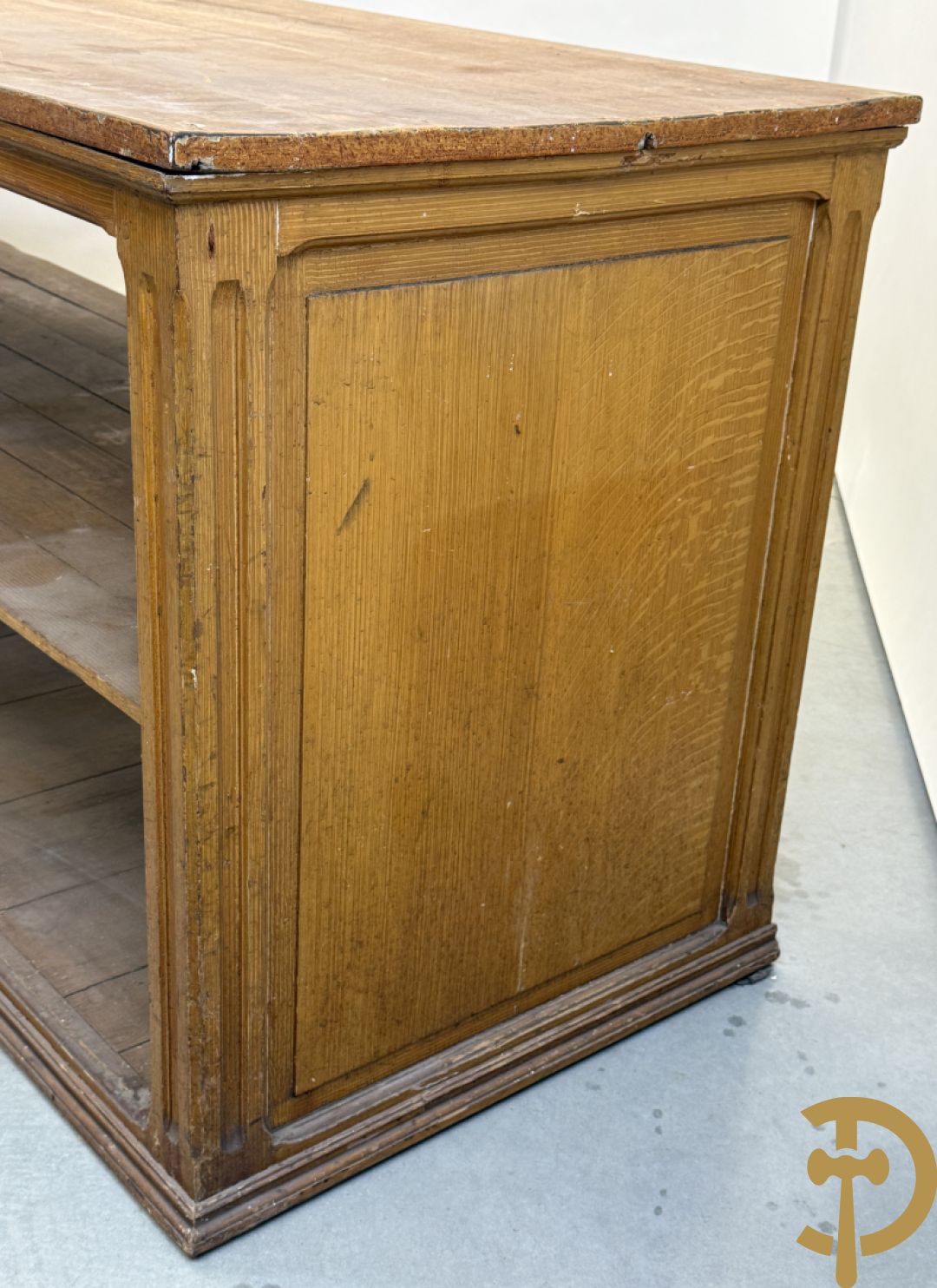 Pine winkeltoog met étagère in faux bois beschilderd