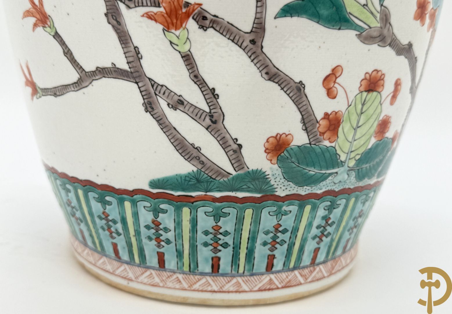 Chinese porseleinen vaas met bloemen en vogelmotieven