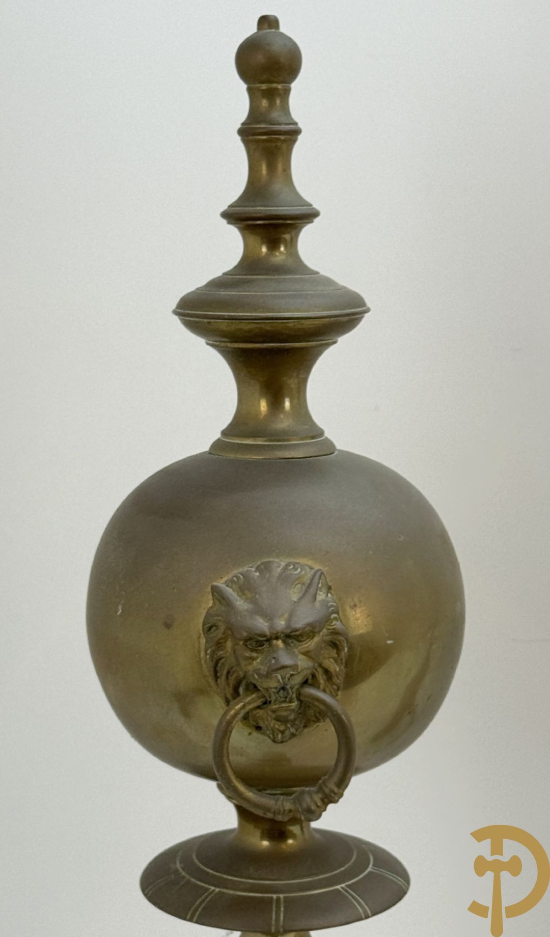 Paar Vlaamse bronzen chenets met accanthusranken en leeuwekoppen