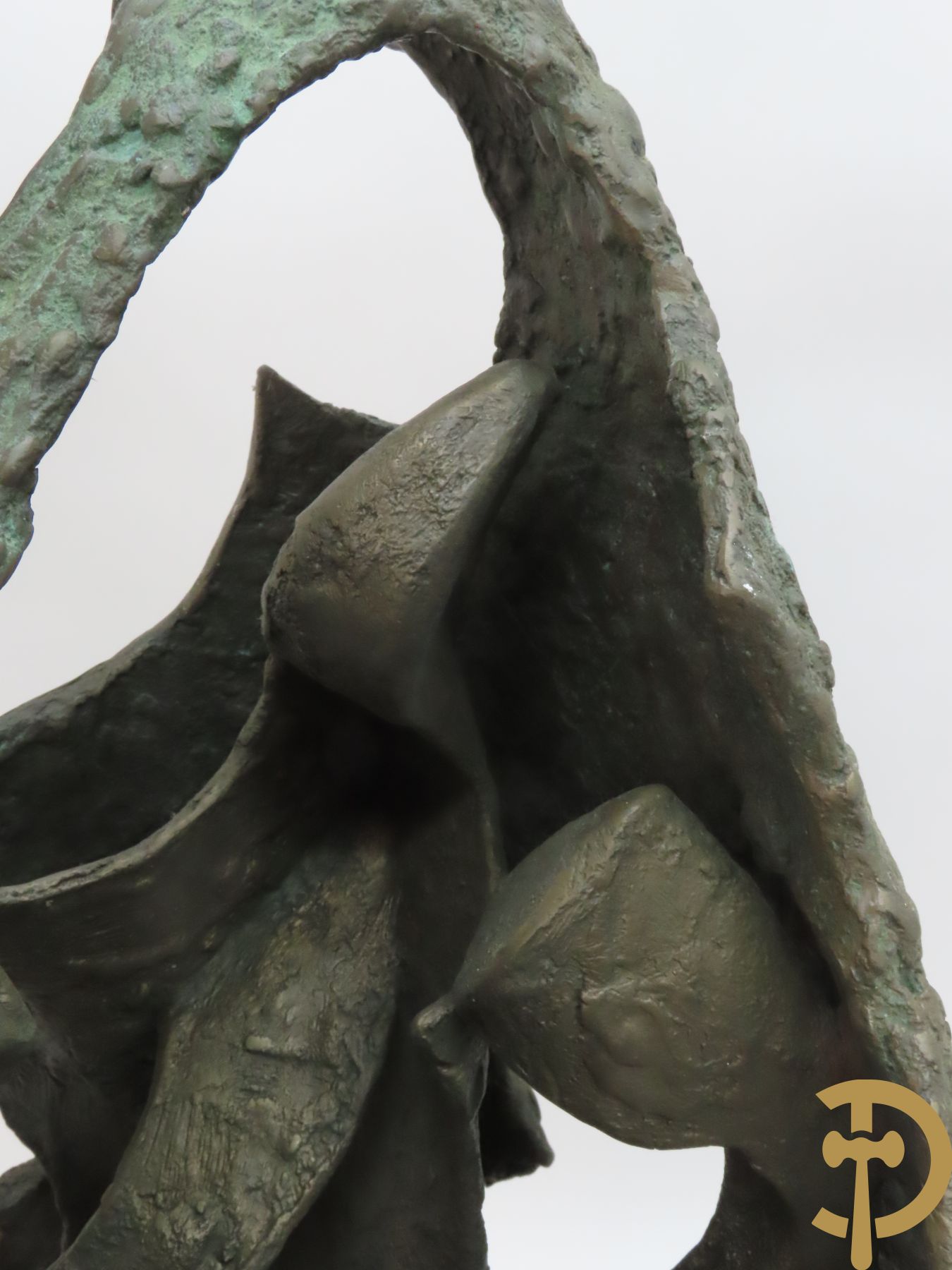 LAMPENS Mark getekend op arduinene sokkel - Kegelvormige bronssculptuur met grillig rolwerk