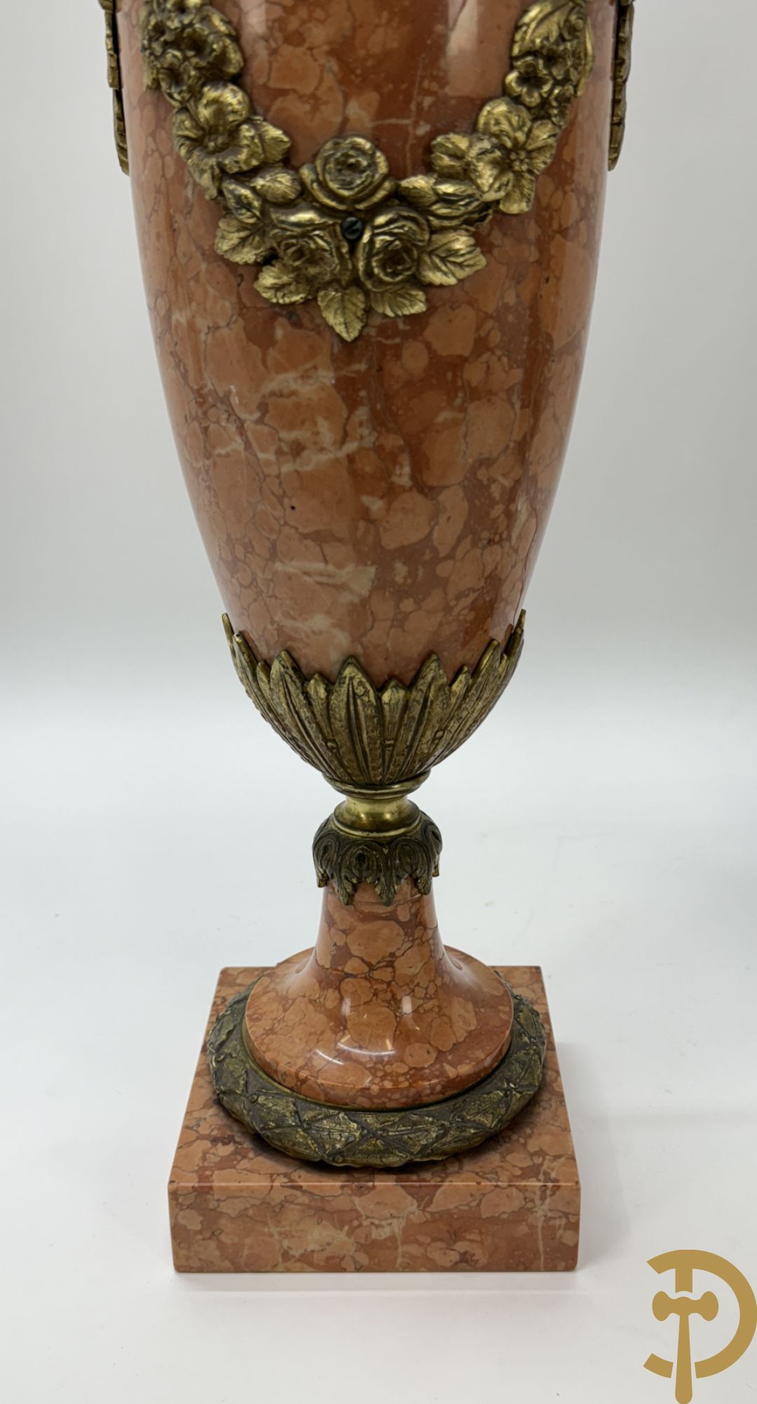 Paar oranje/rode marmeren cassolettes, zijdelings bezet met dameshoofden dragende een guirlande van bloemen - bovenaan met bloementroffee