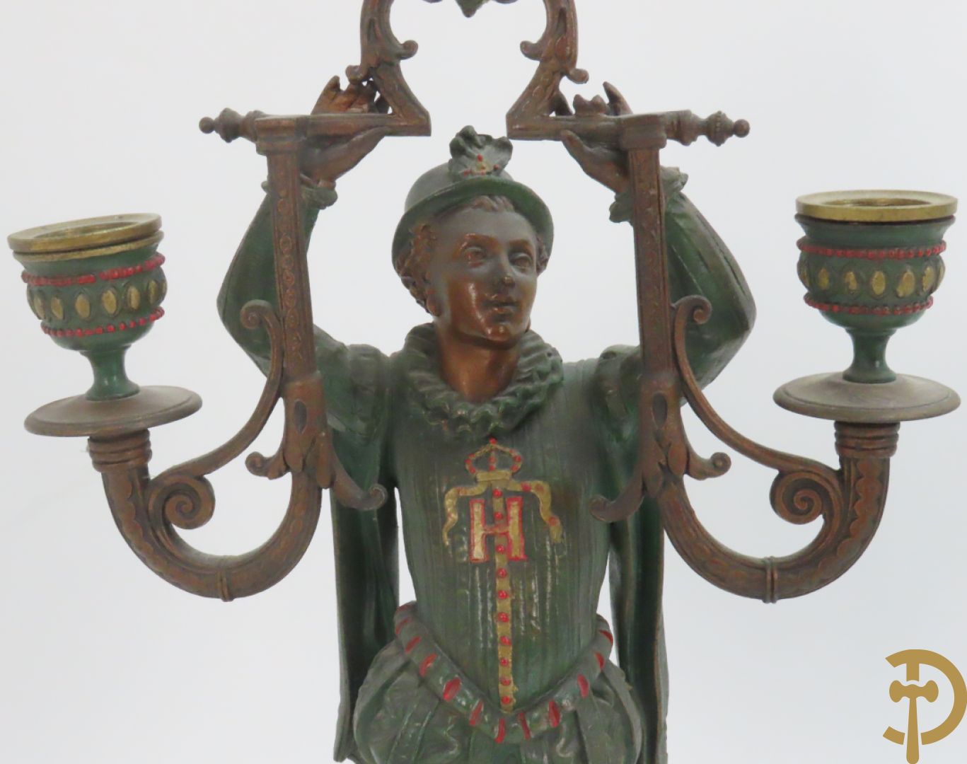 Driedelige kunstbronzen garnituur bestaande uit pendule met paar schakende edelheren, bezet met kariatiden - geflankeerd door paar driearmige kandelaars gehouden door 2 edelheren