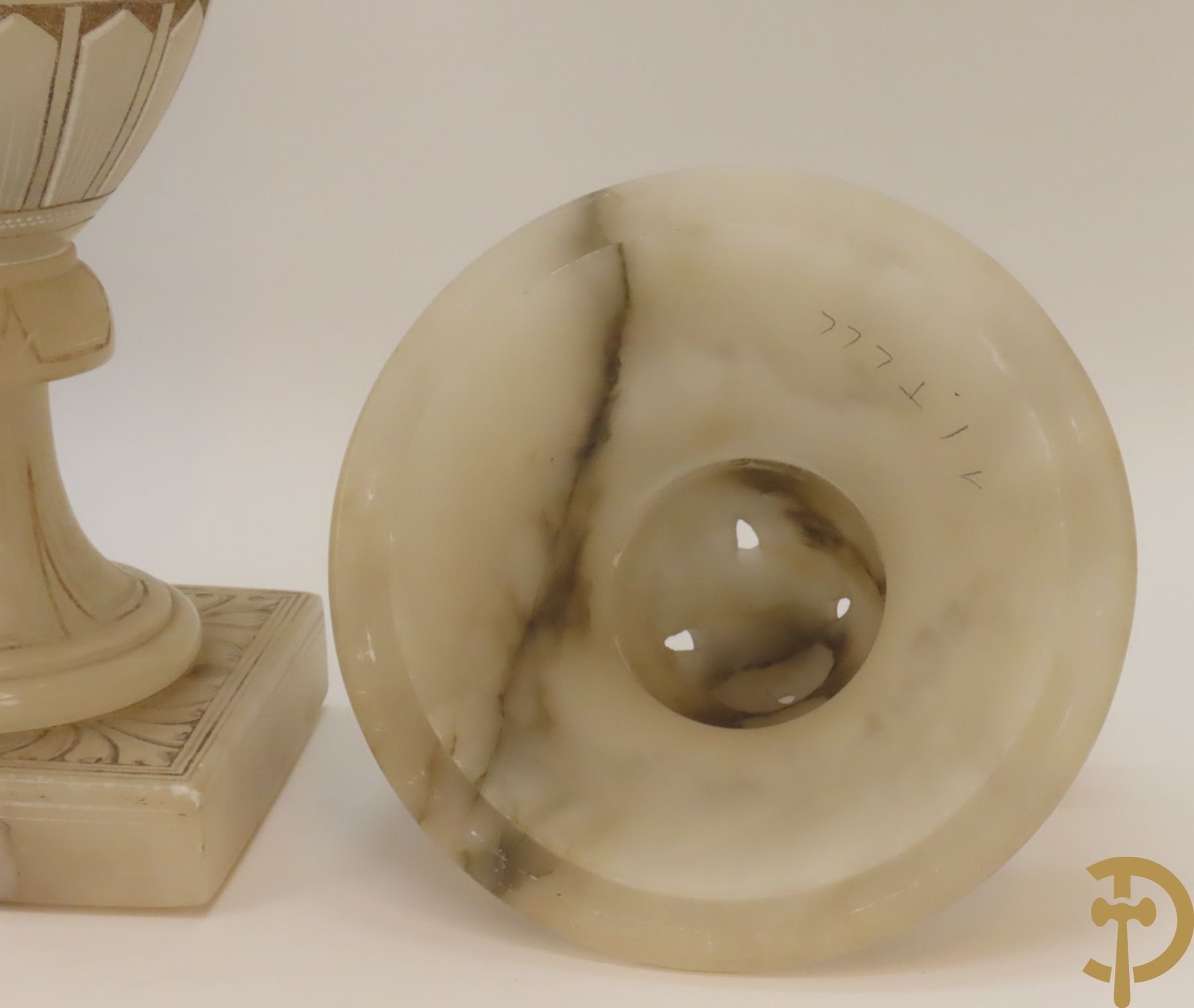 Paar handgesculpteerde onix marmeren Italiaanse potiches met accanthusraken en meanderend decor