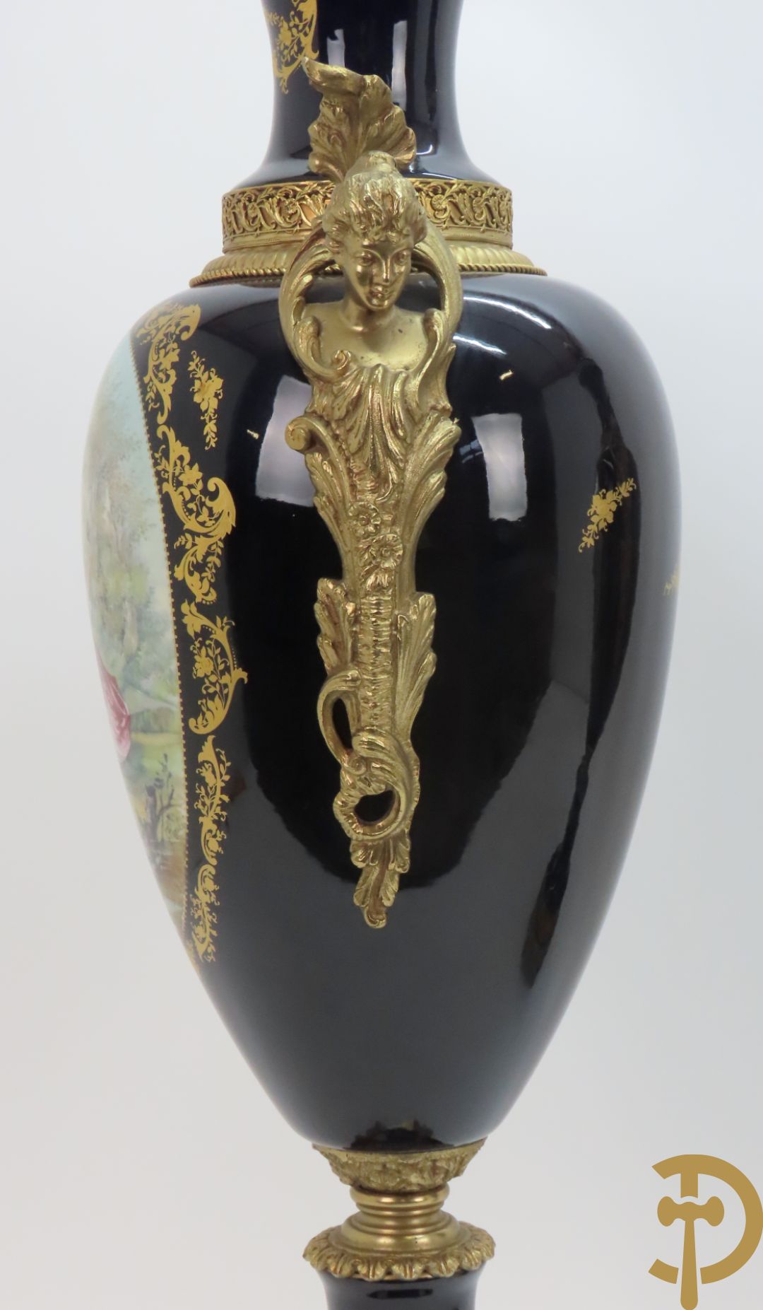 Paar Sèvres stijlvazen met geanimeerd romantisch decor, zijdelings bezet met bronzen medusahoofden, Rouly getekend