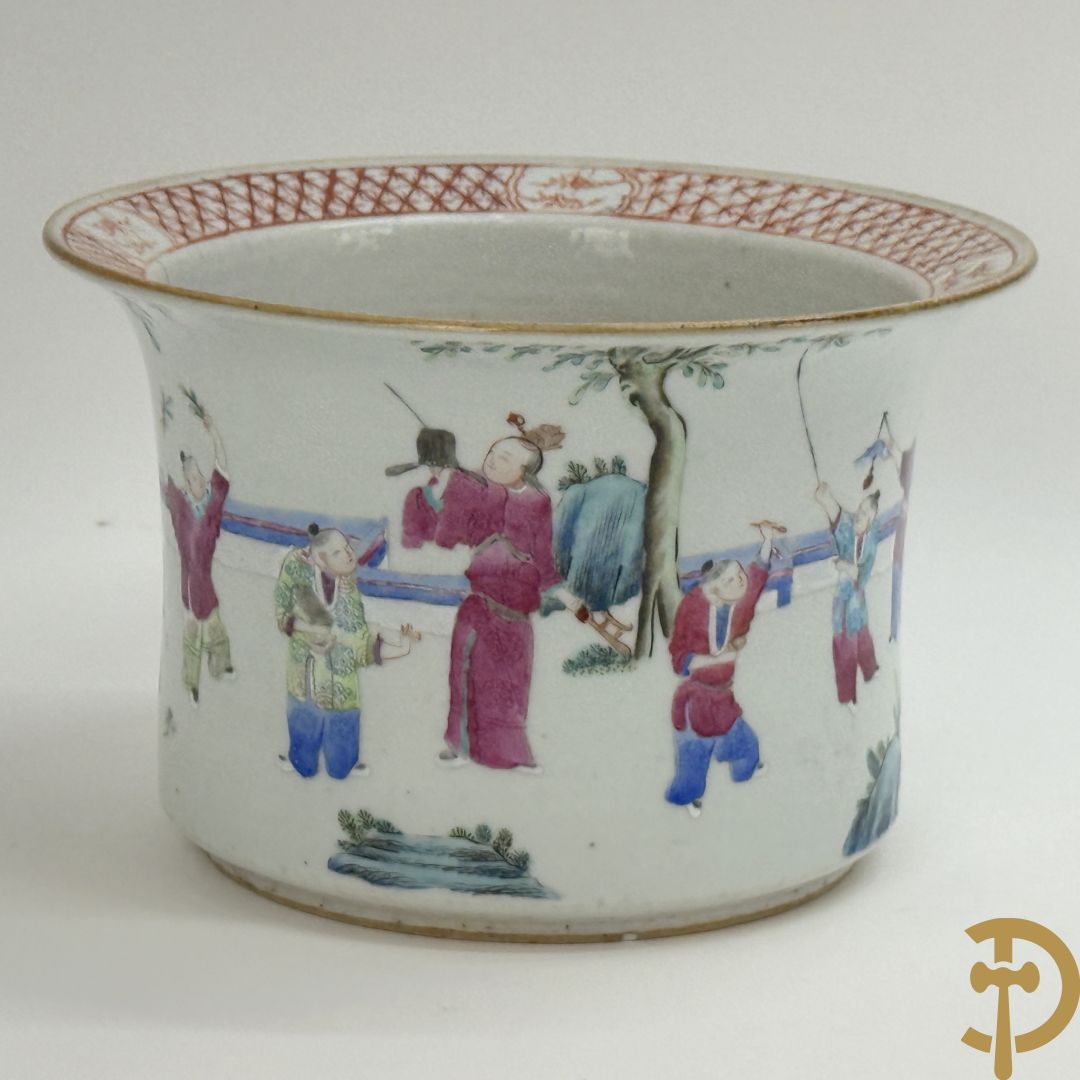 Chinese porseleinen bloemencachepot met decor van kinderen en dames