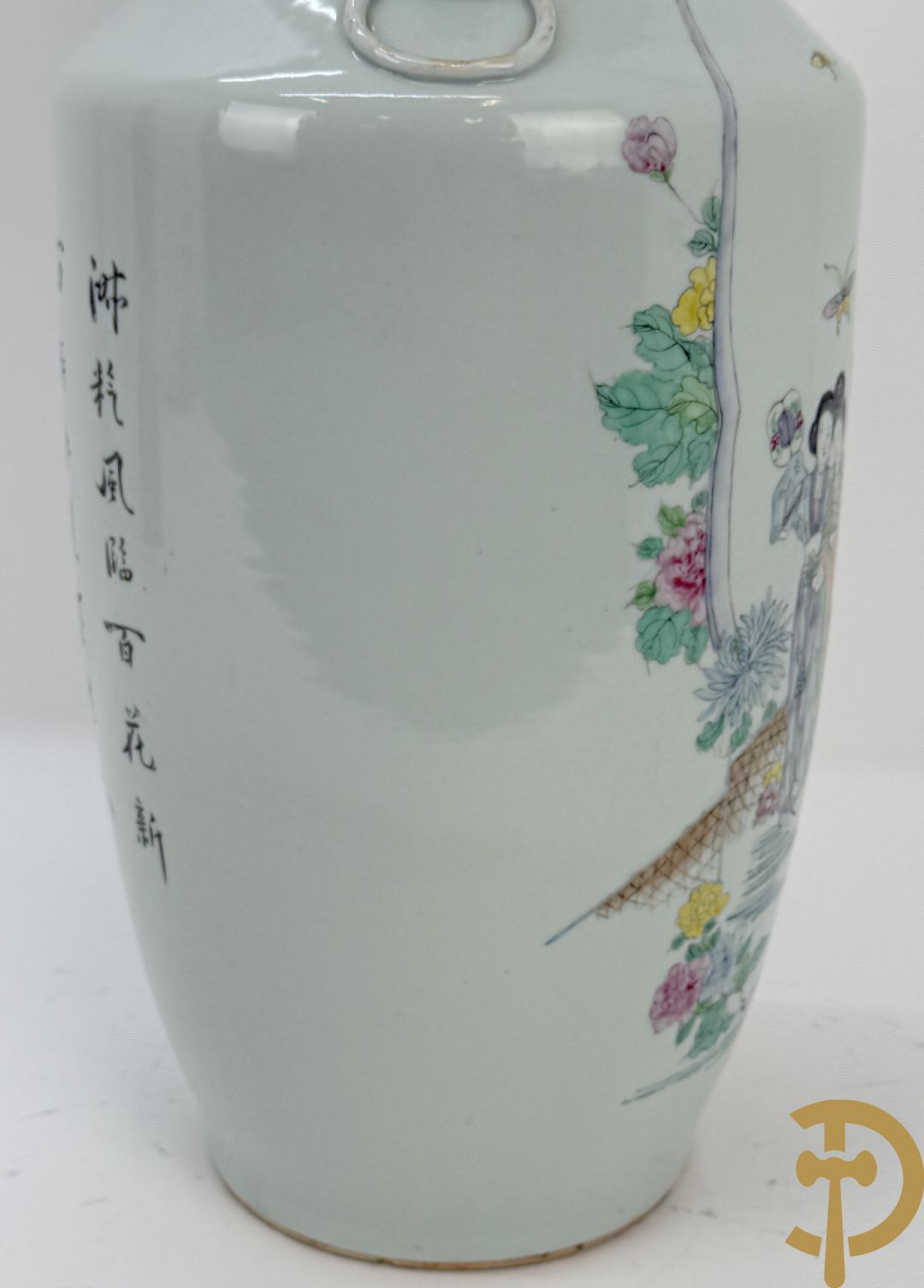 Paar Chinese porseleinen vazen met decor van dames in landschap