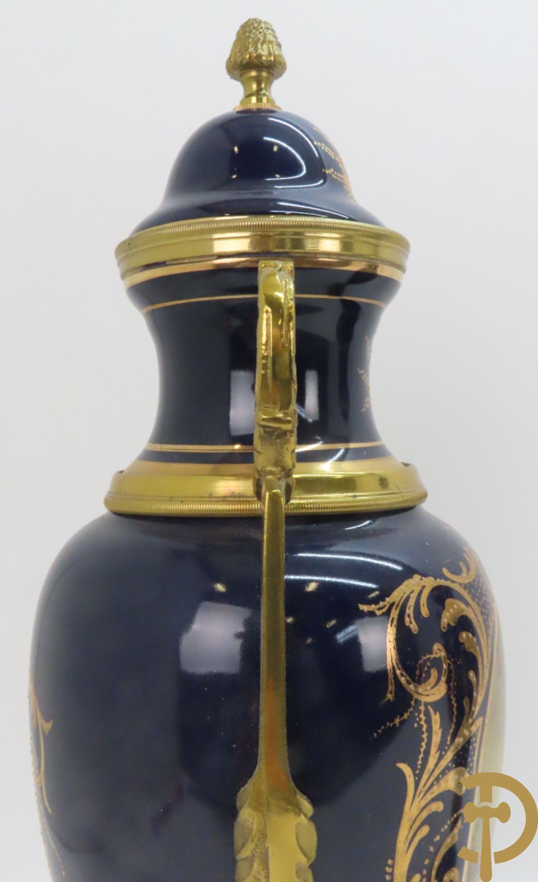 Paar kobaltblauwe dekselpotiches, Sèvres stijl