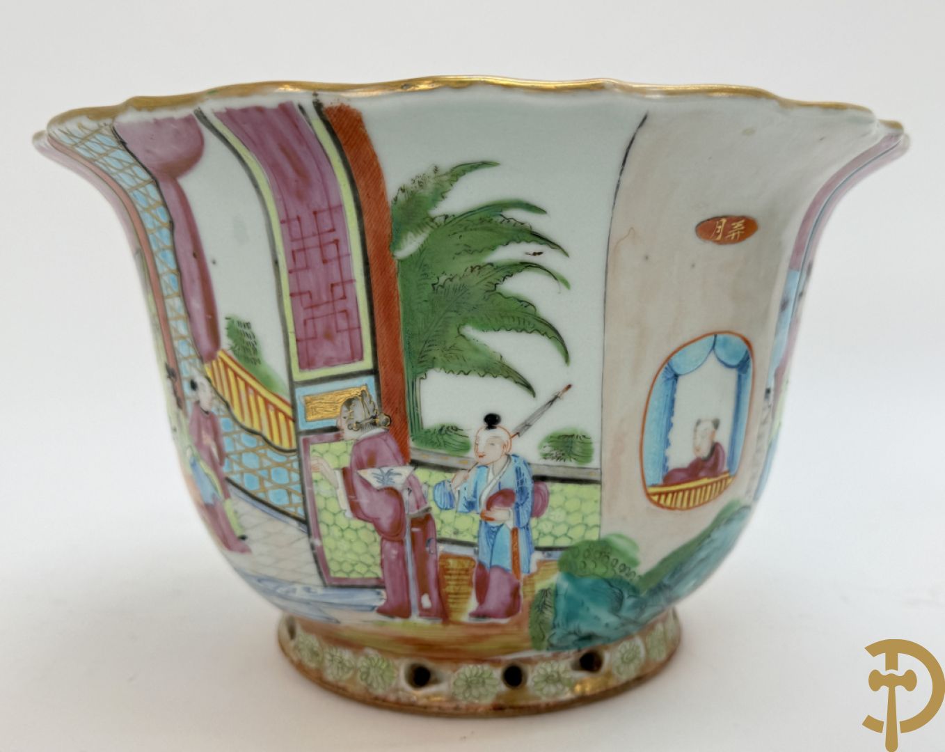 Paar Chinese porseleinen Kanton cachepots met geanimeerd decor