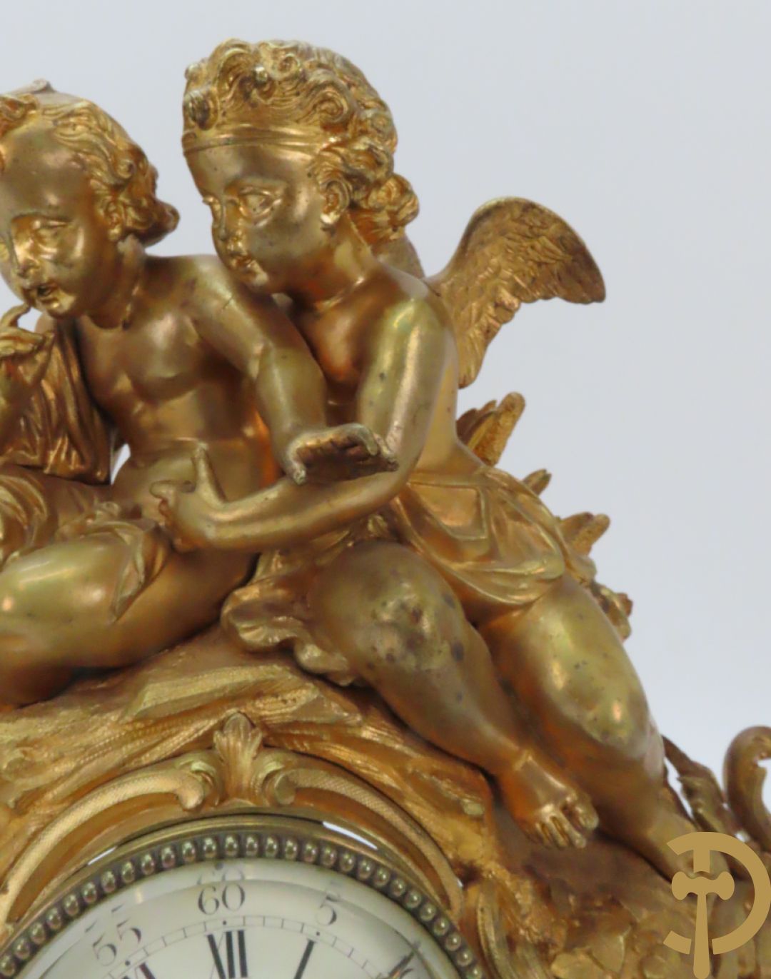 Bronzen schouwklok bezet met 2 cupido