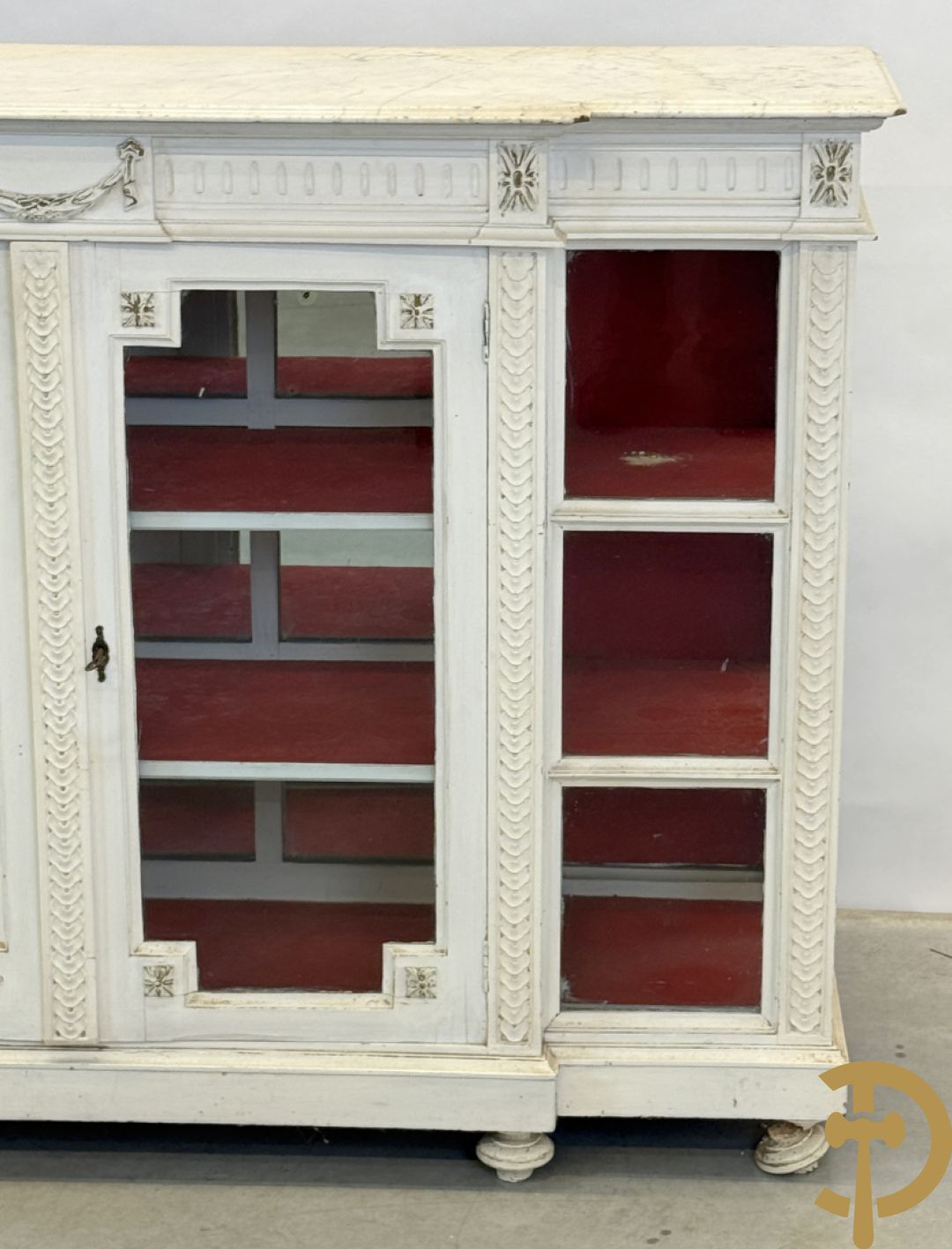 Louis XVI vitrine als toonbank met 2 deuren en 2 zijkanten - met wit marmeren blad