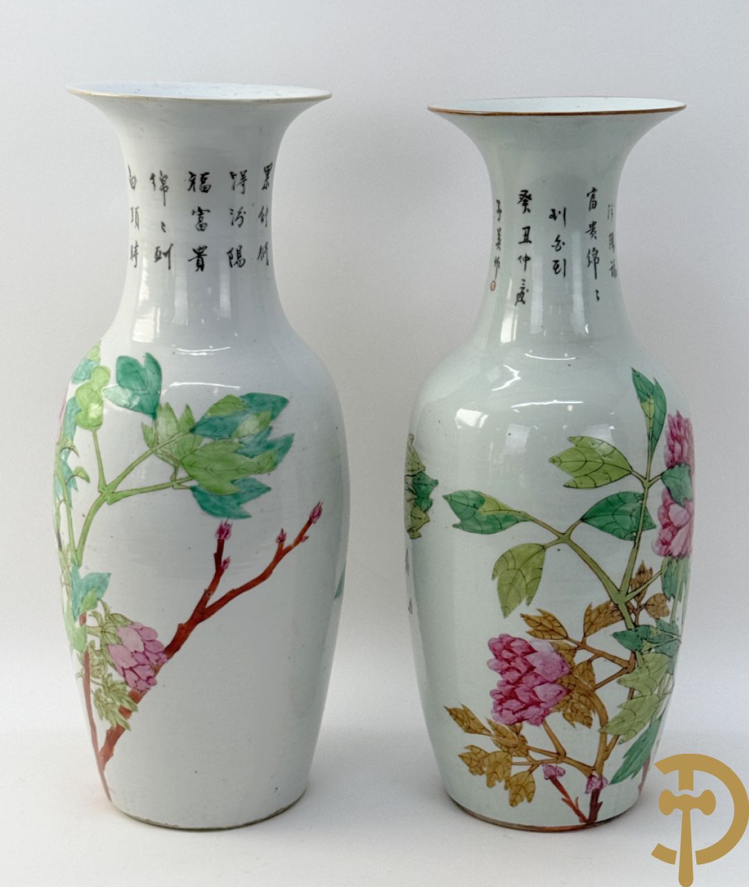 Paar Chinese porseleinen vazen met bloemen- en vogeldecor, achteraan getekend