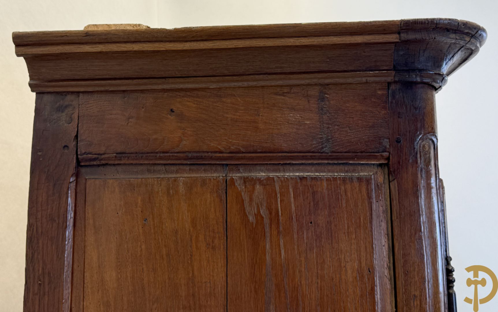 Massief eiken tweedeurskast met gezwaaide deuren op voluutvormige poten