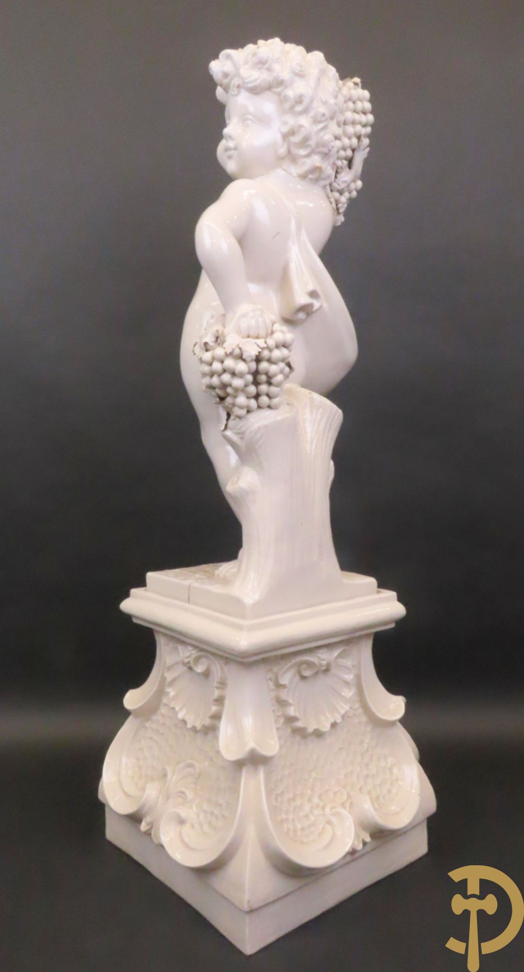 Engel met druiventrossen in Italiaanse majolica op sokkel