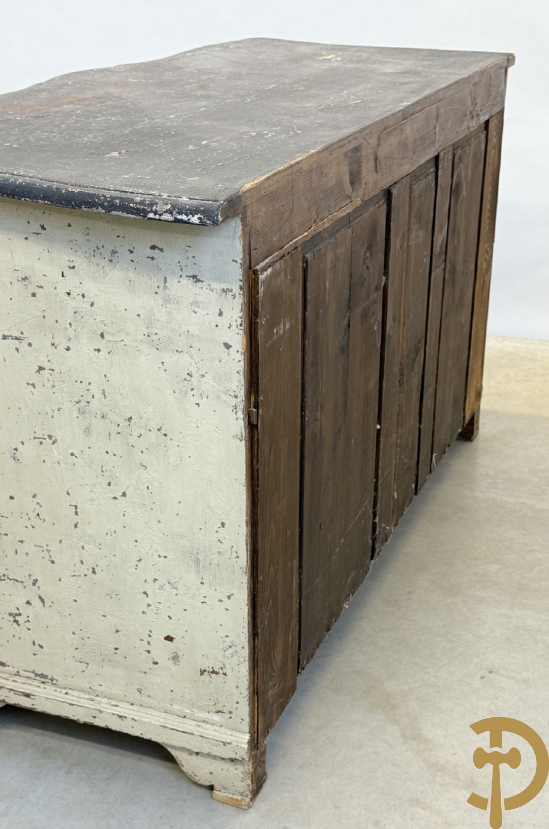 Gepatineerde 3 laden commode met bronzen trekkers en sleutelplaten