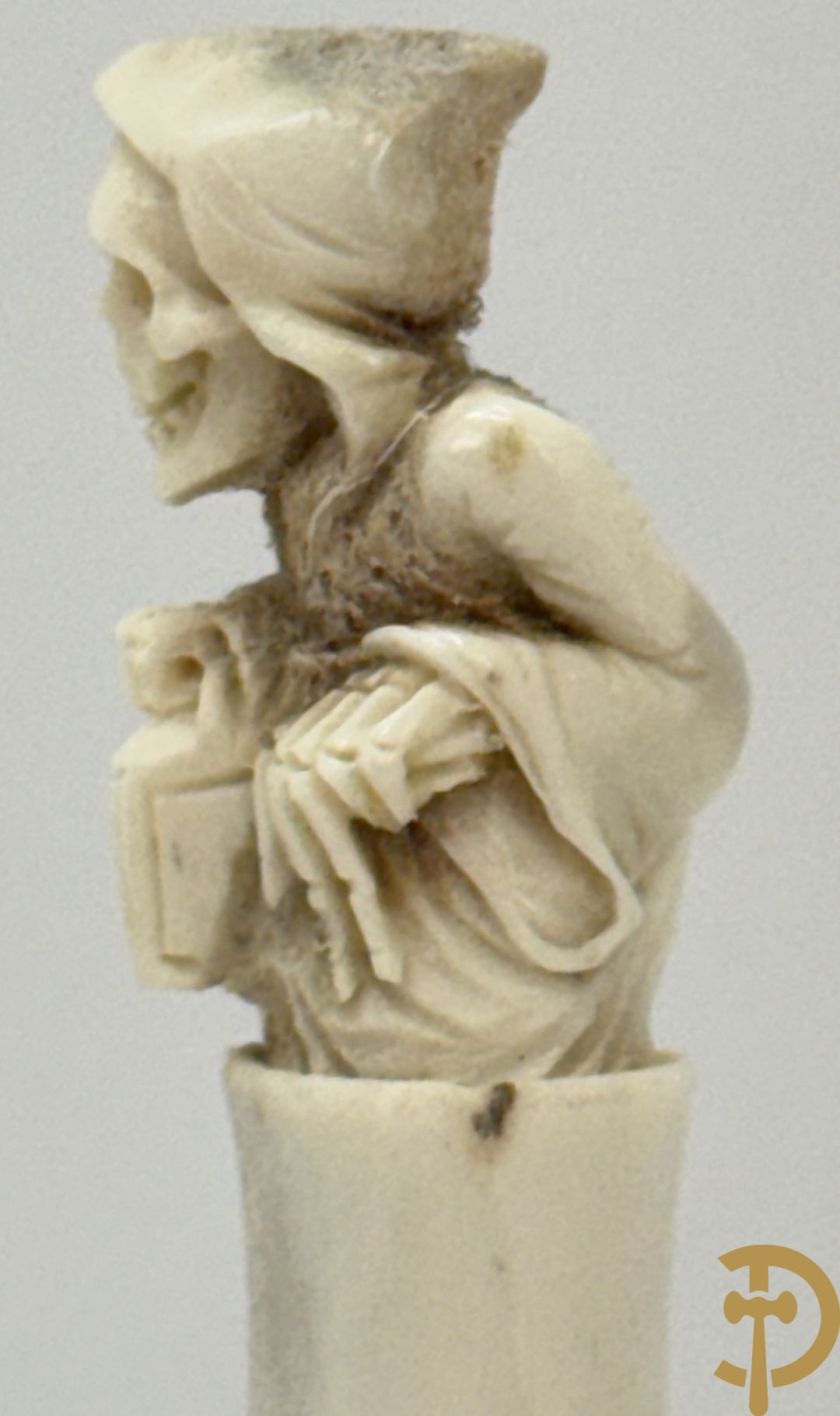 Twee handgesculpteerde hertegeweien in de vorm van een doodskop onder globe