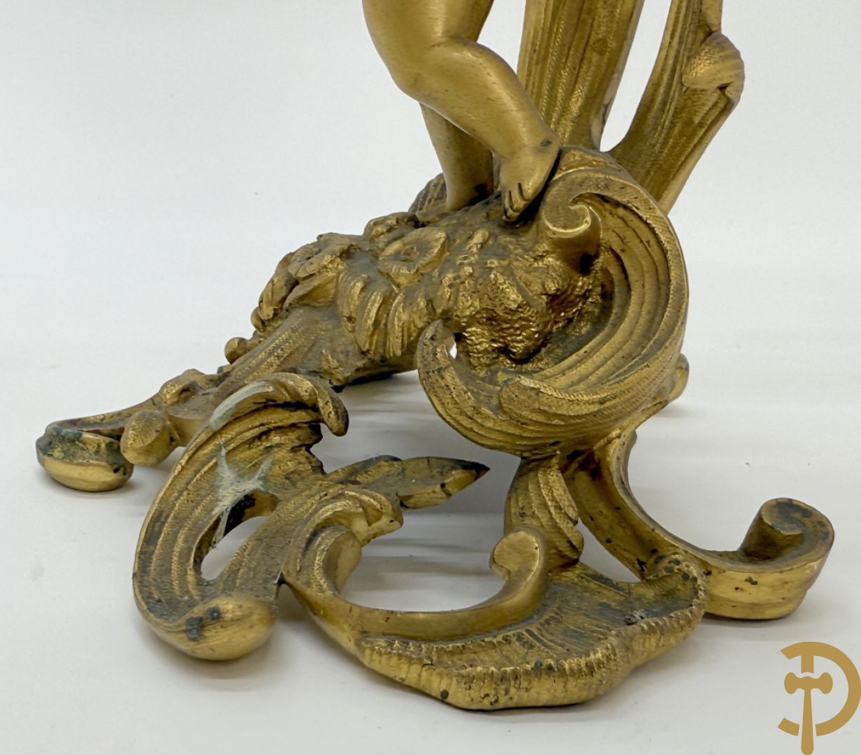 Driedelige vuurvergulde bronzen garnituur, Louis XV stijl, bestaande uit middenstuk met klok omgeven door musicerende cupido